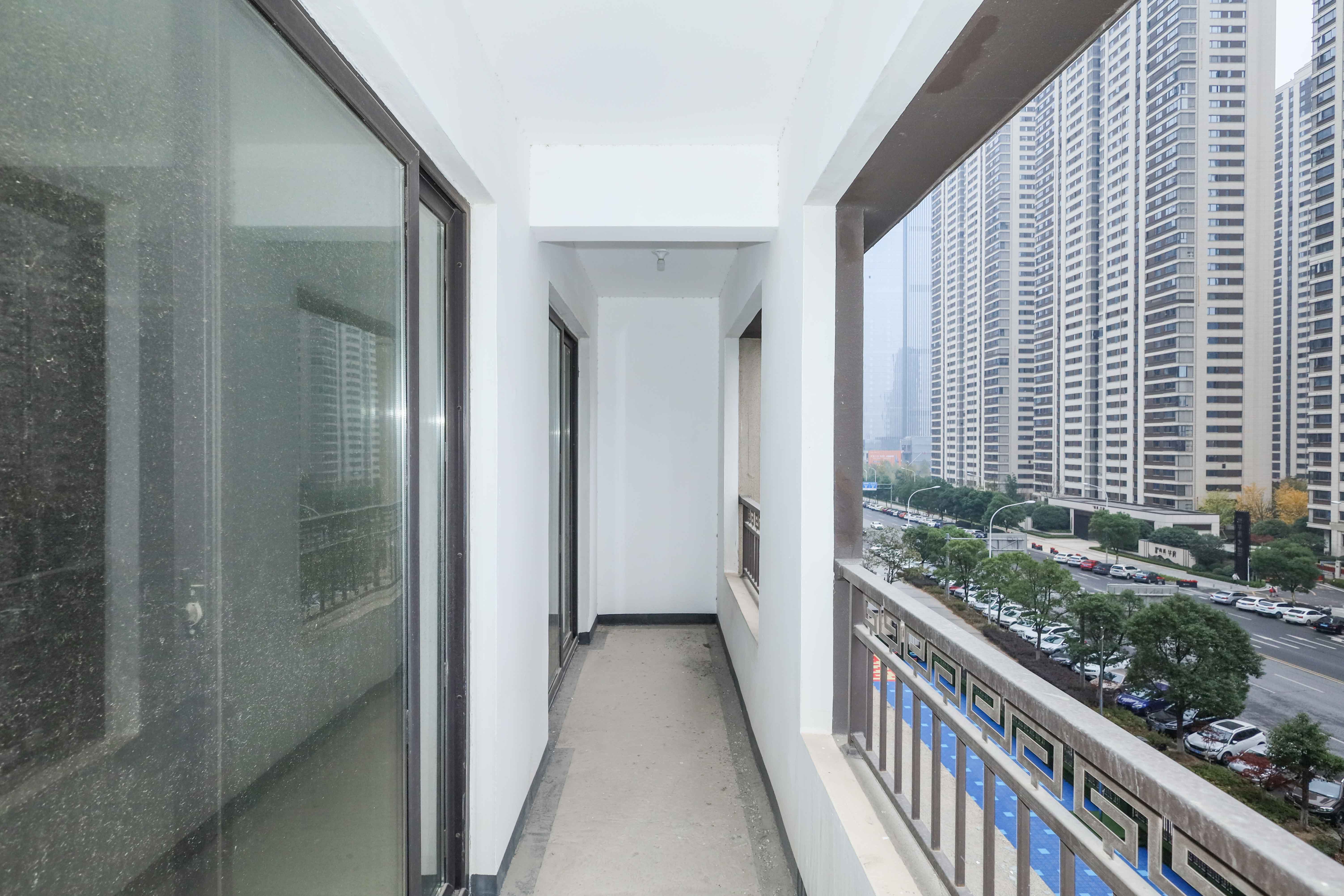 建发央著  3室2厅2卫   200.00万阳台