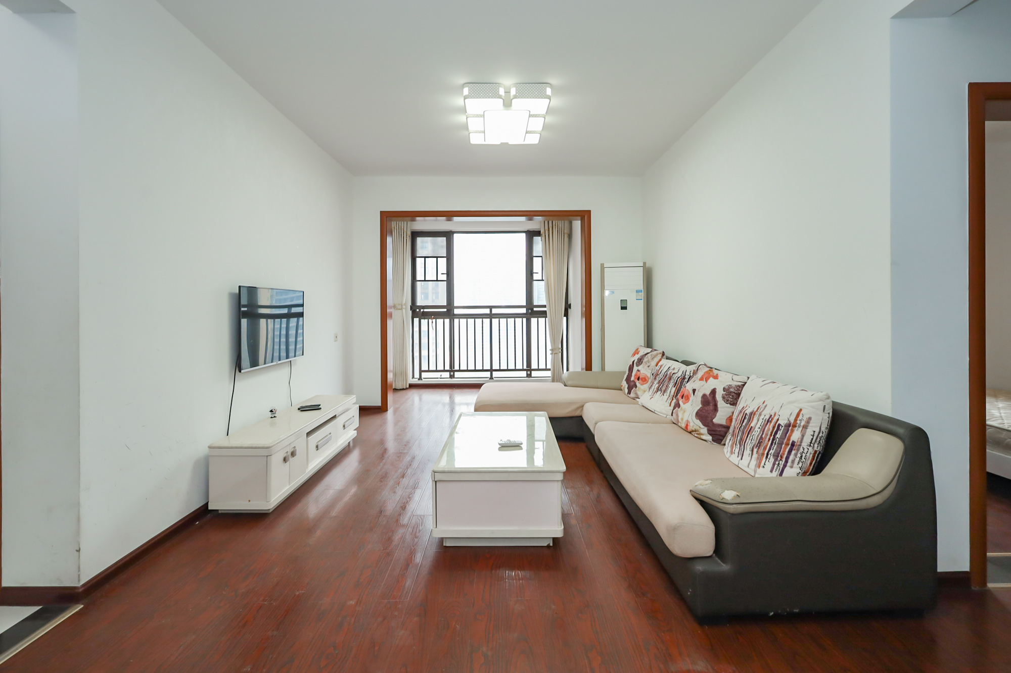 世茂外滩里(世茂铂翠湾三期) 3室2厅1卫 145.0万 世茂外滩里(世茂铂翠湾三期) 3室2厅1卫 145.0万客厅