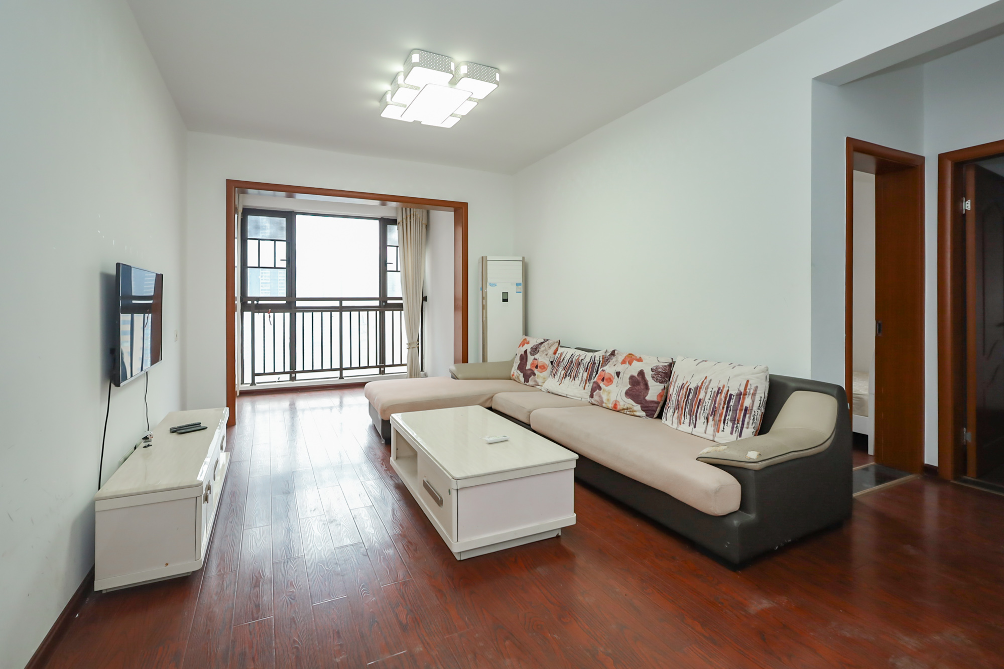 世茂外滩里(世茂铂翠湾三期) 3室2厅1卫 145.0万 世茂外滩里(世茂铂翠湾三期) 3室2厅1卫 145.0万客厅