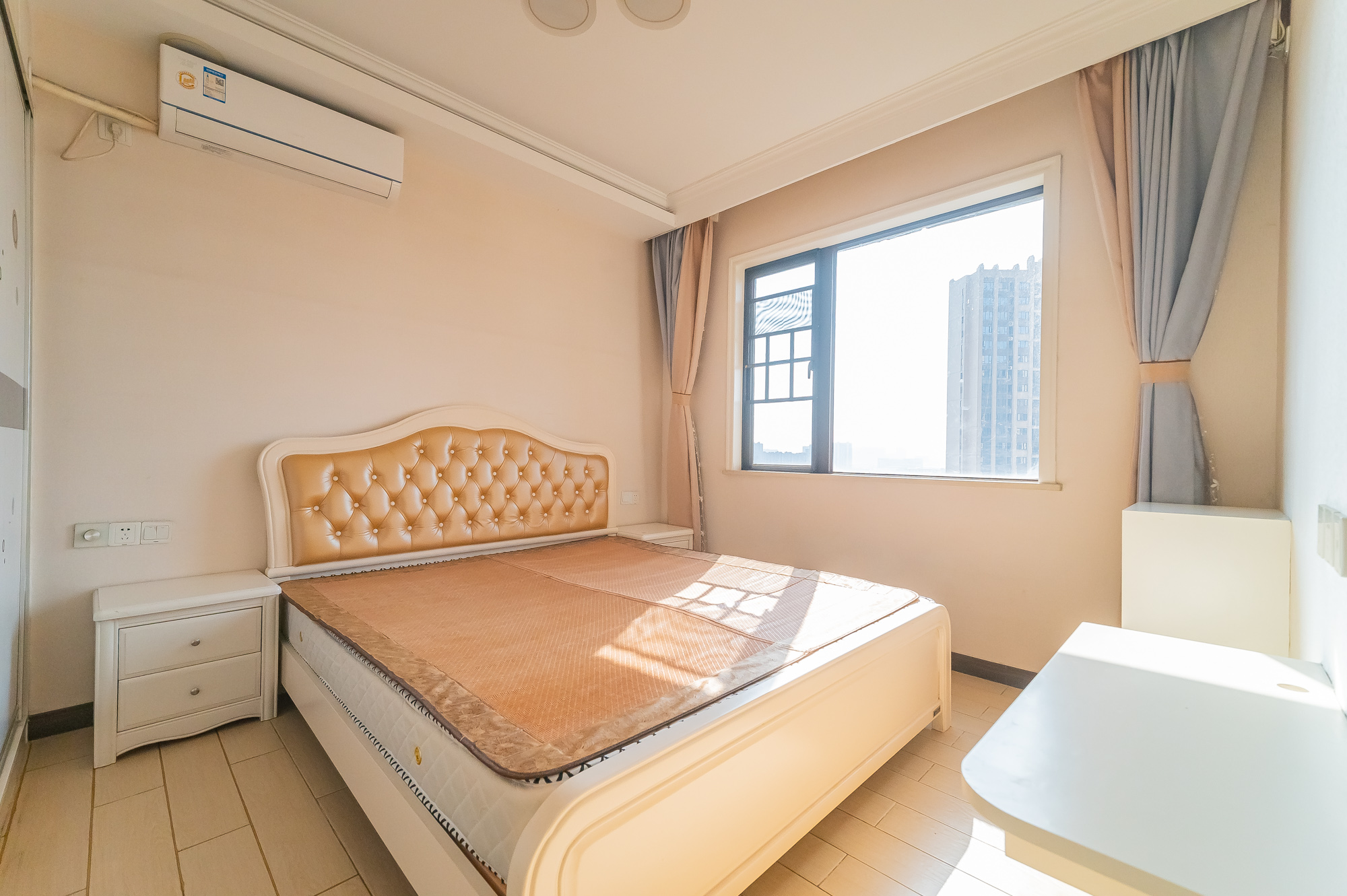 华润置地广场一期 3室2厅1卫 85.0万 华润置地广场一期 3室2厅1卫 85.0万卧室