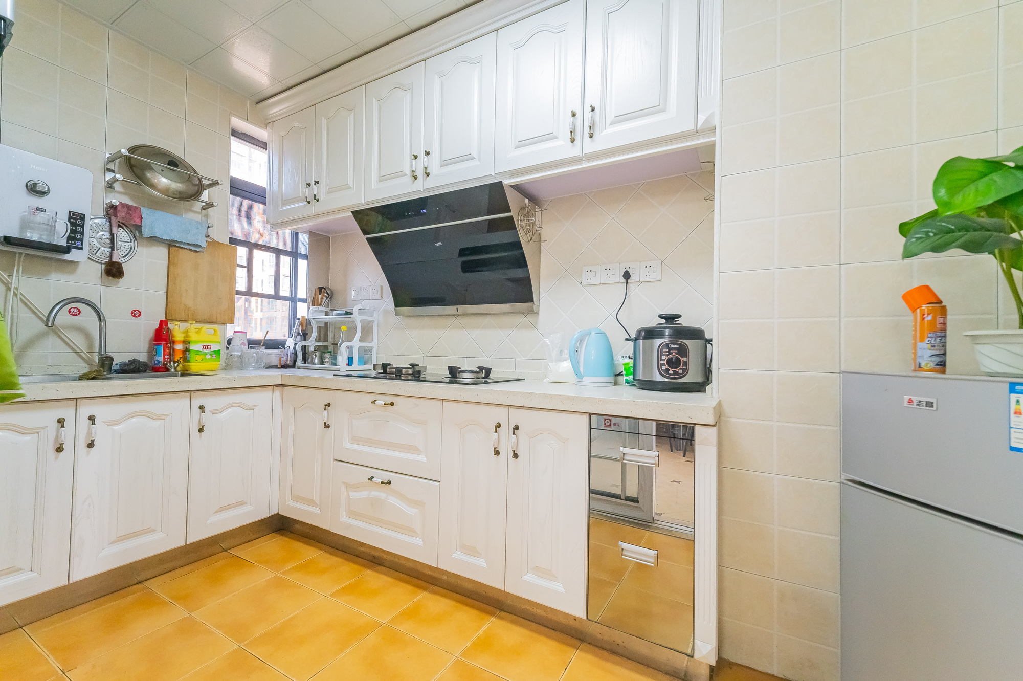 海伦春天 4室2厅2卫 100.0万 海伦春天 4室2厅2卫 100.0万厨房