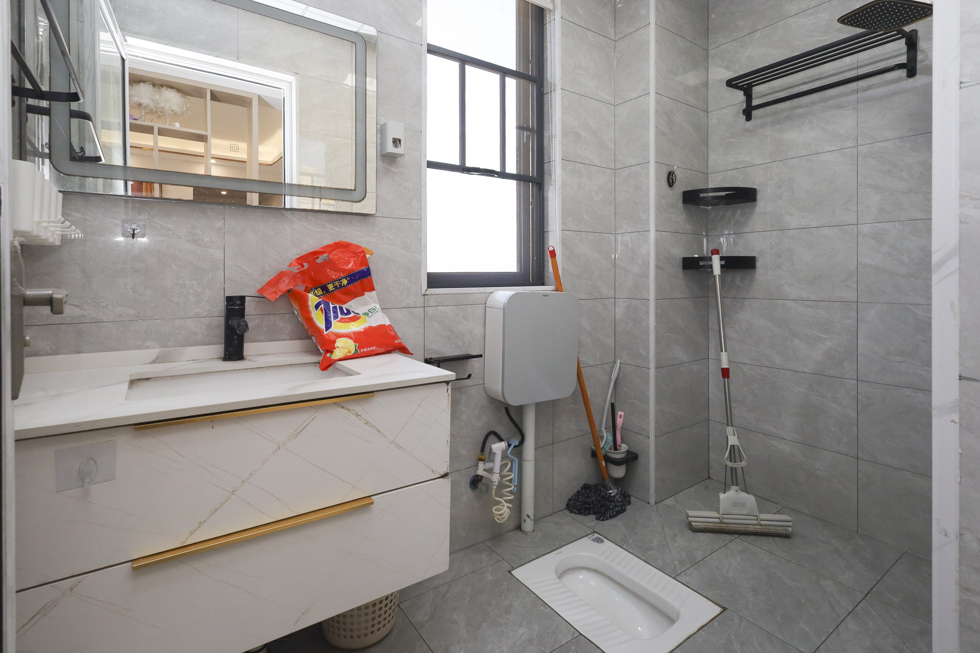 绿地海外滩二期 3室2厅1卫 80.0万 绿地海外滩二期 3室2厅1卫 80.0万卫生间