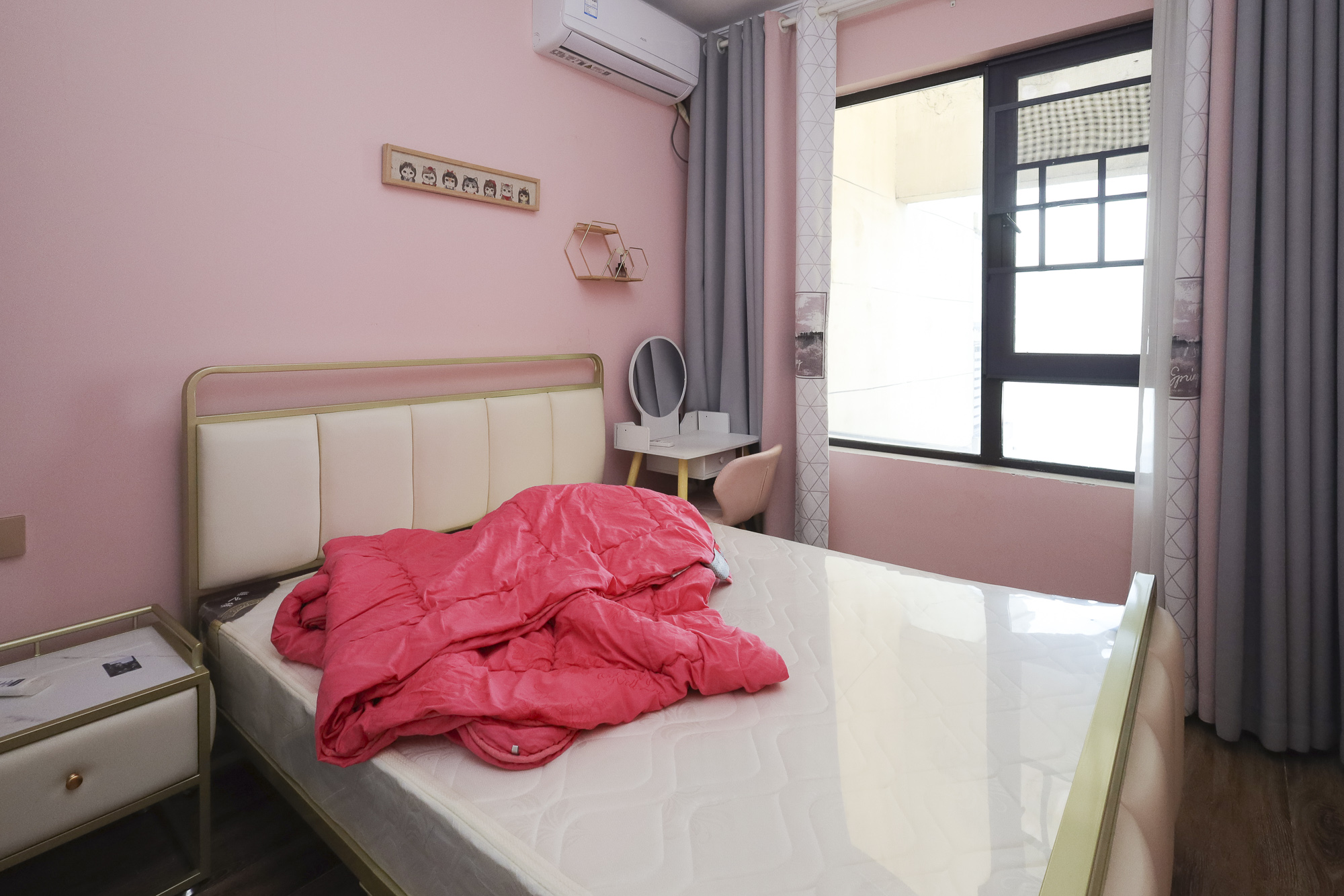 绿地海外滩二期 3室2厅1卫 80.0万 绿地海外滩二期 3室2厅1卫 80.0万卧室