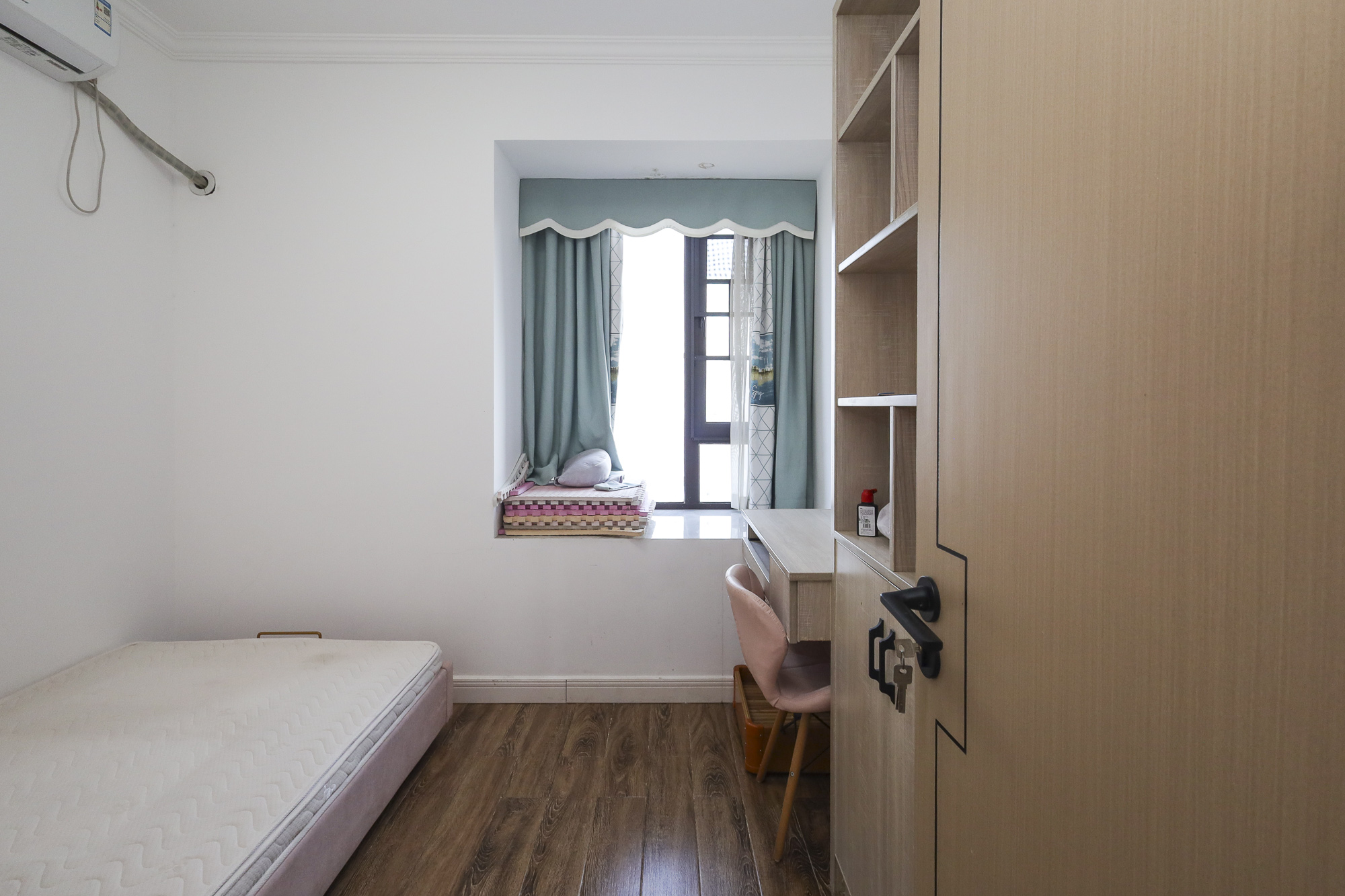 绿地海外滩二期 3室2厅1卫 80.0万 绿地海外滩二期 3室2厅1卫 80.0万卧室