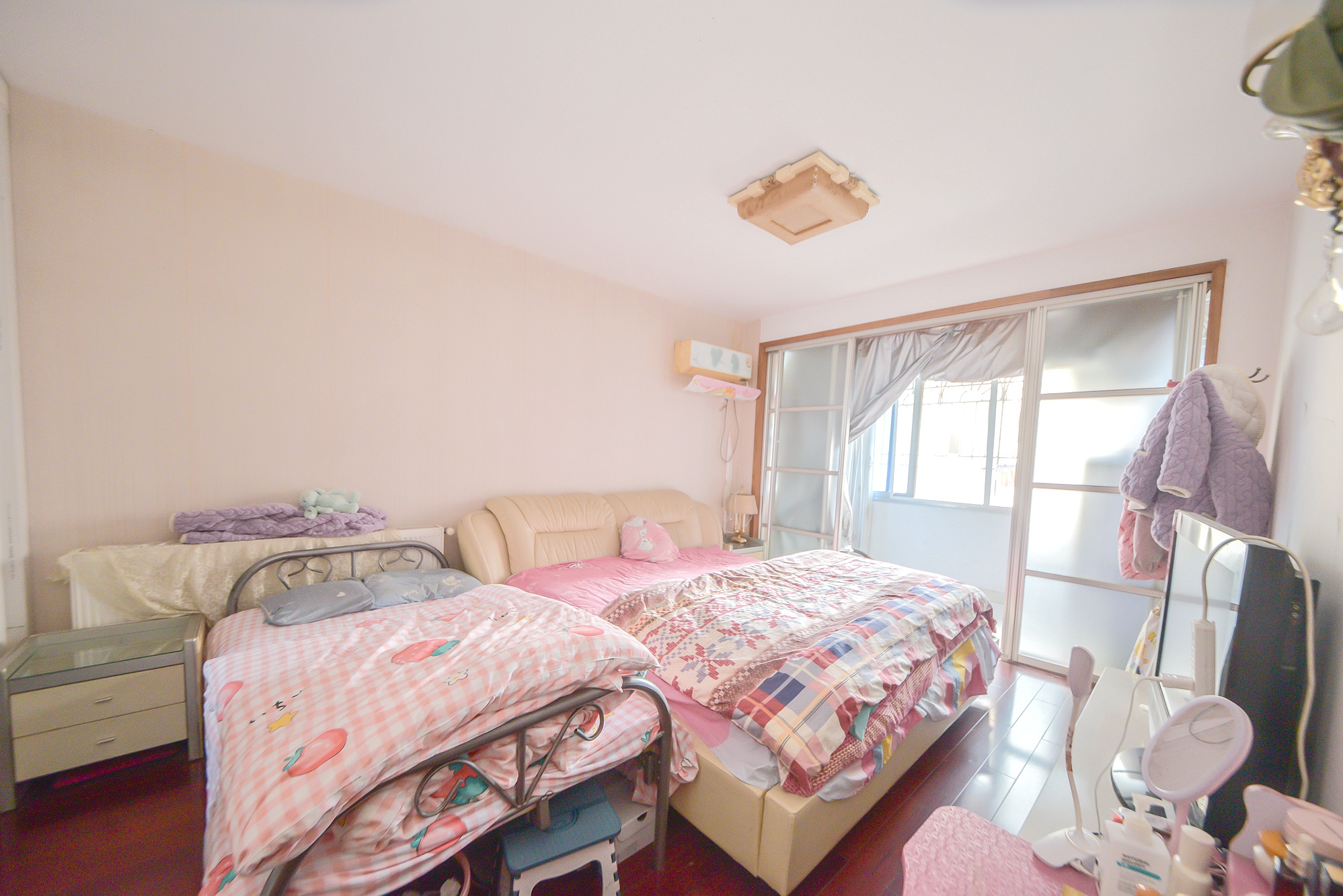 鸿园小区  4室2厅2卫   150.00万卧室