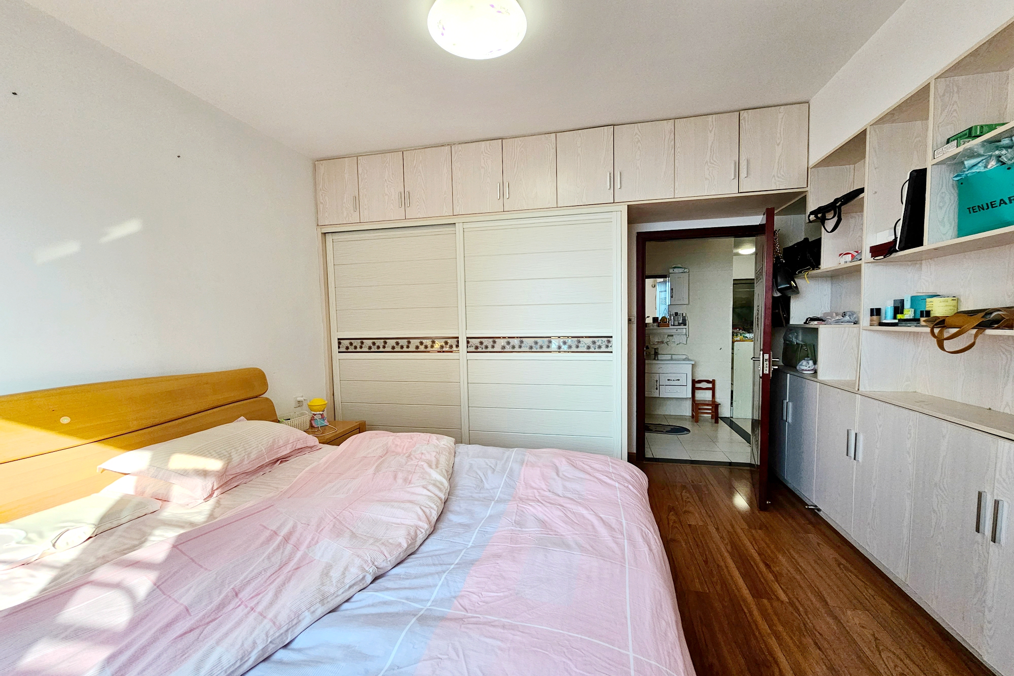 天下一家  3室2厅1卫    94.8万 天下一家  3室2厅1卫    94.8万卧室