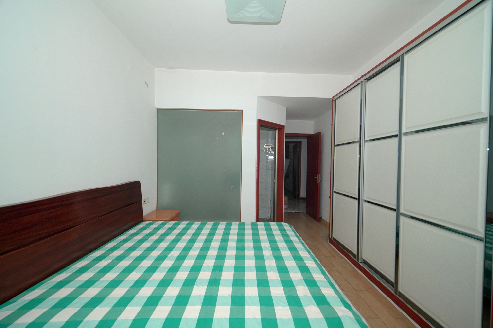 新华都万家城  3室2厅2卫    86.0万卧室