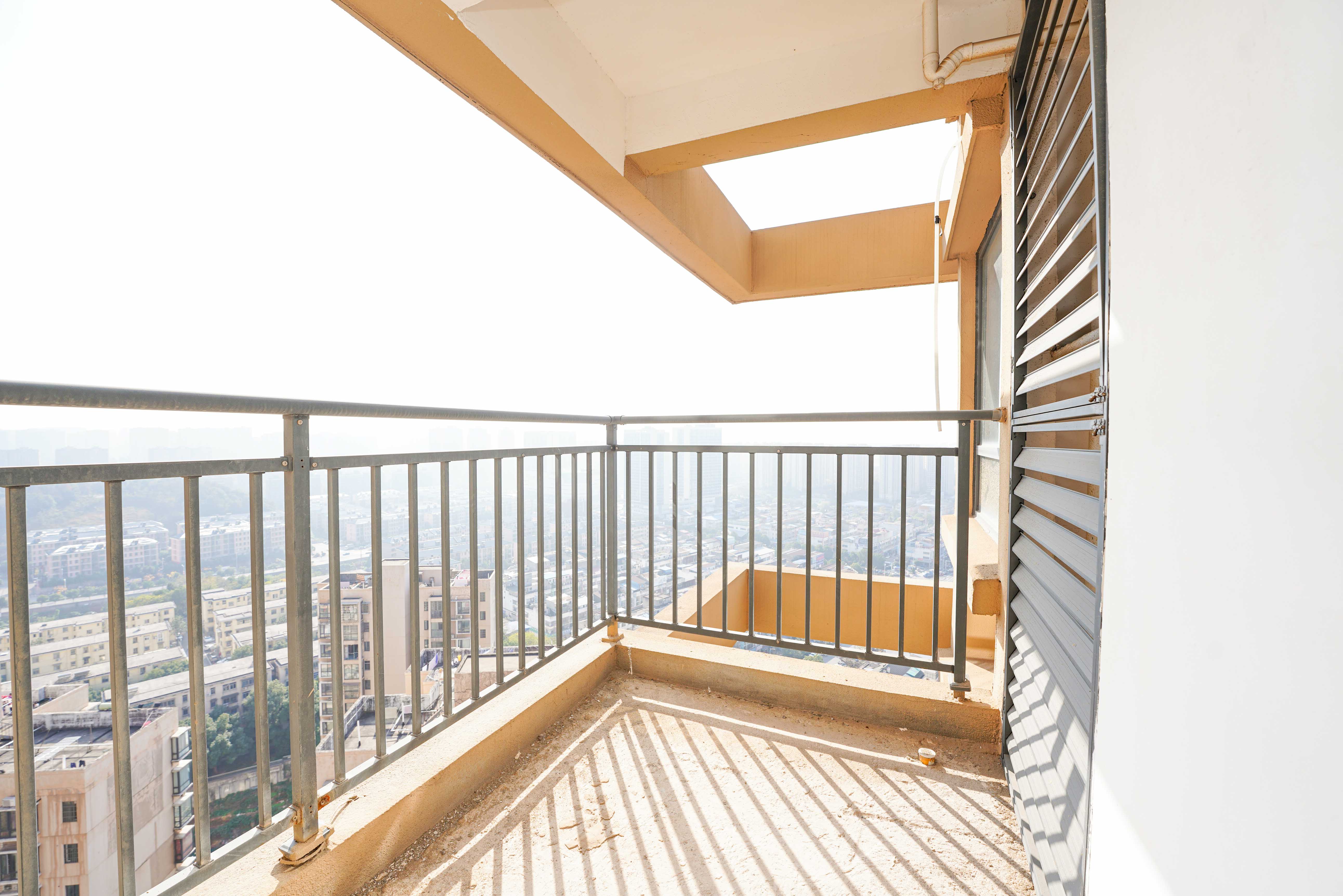 西湖鸿运佳苑 3室2厅2卫 81.0万 西湖鸿运佳苑 3室2厅2卫 81.0万阳台