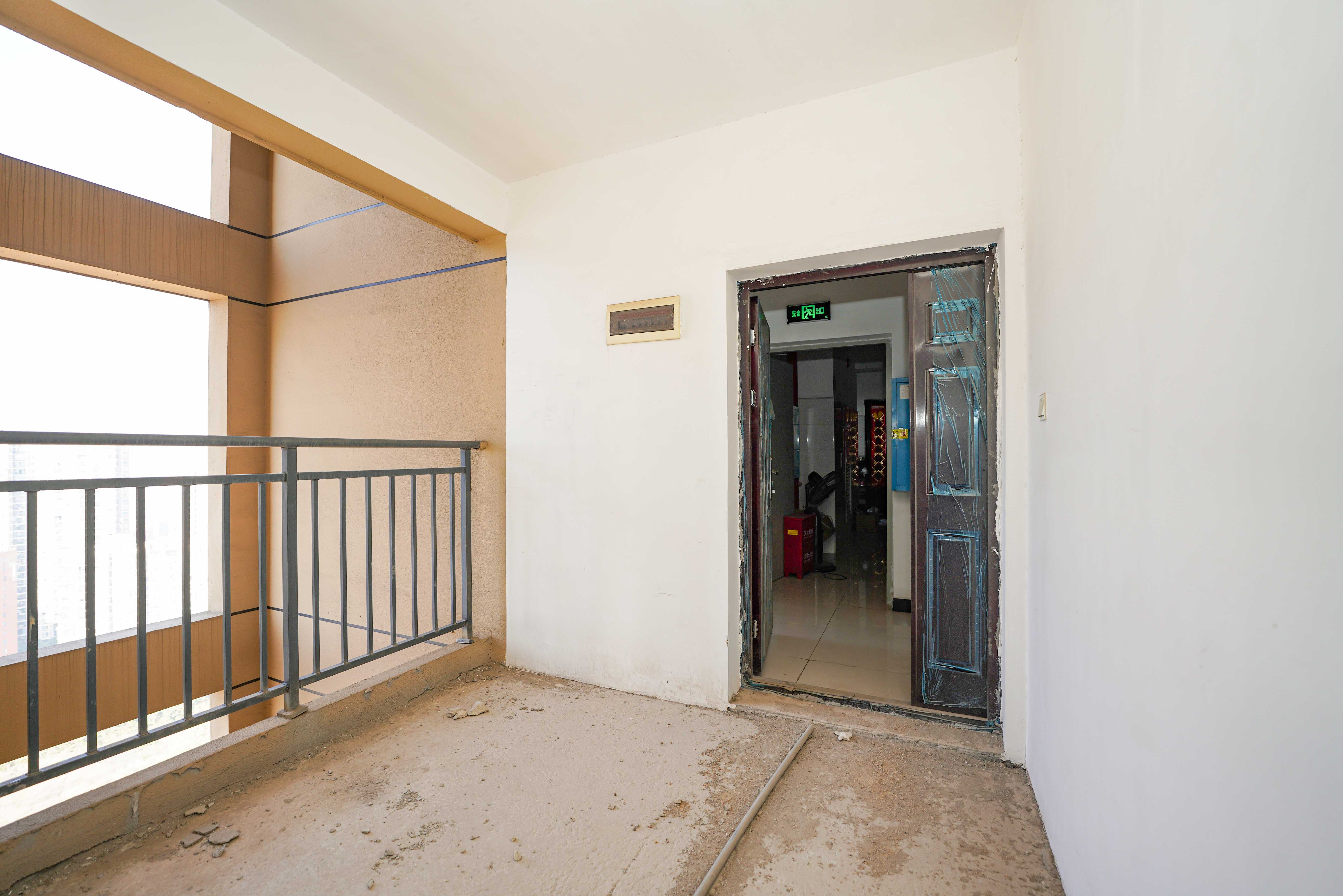 西湖鸿运佳苑 3室2厅2卫 81.0万 西湖鸿运佳苑 3室2厅2卫 81.0万阳台