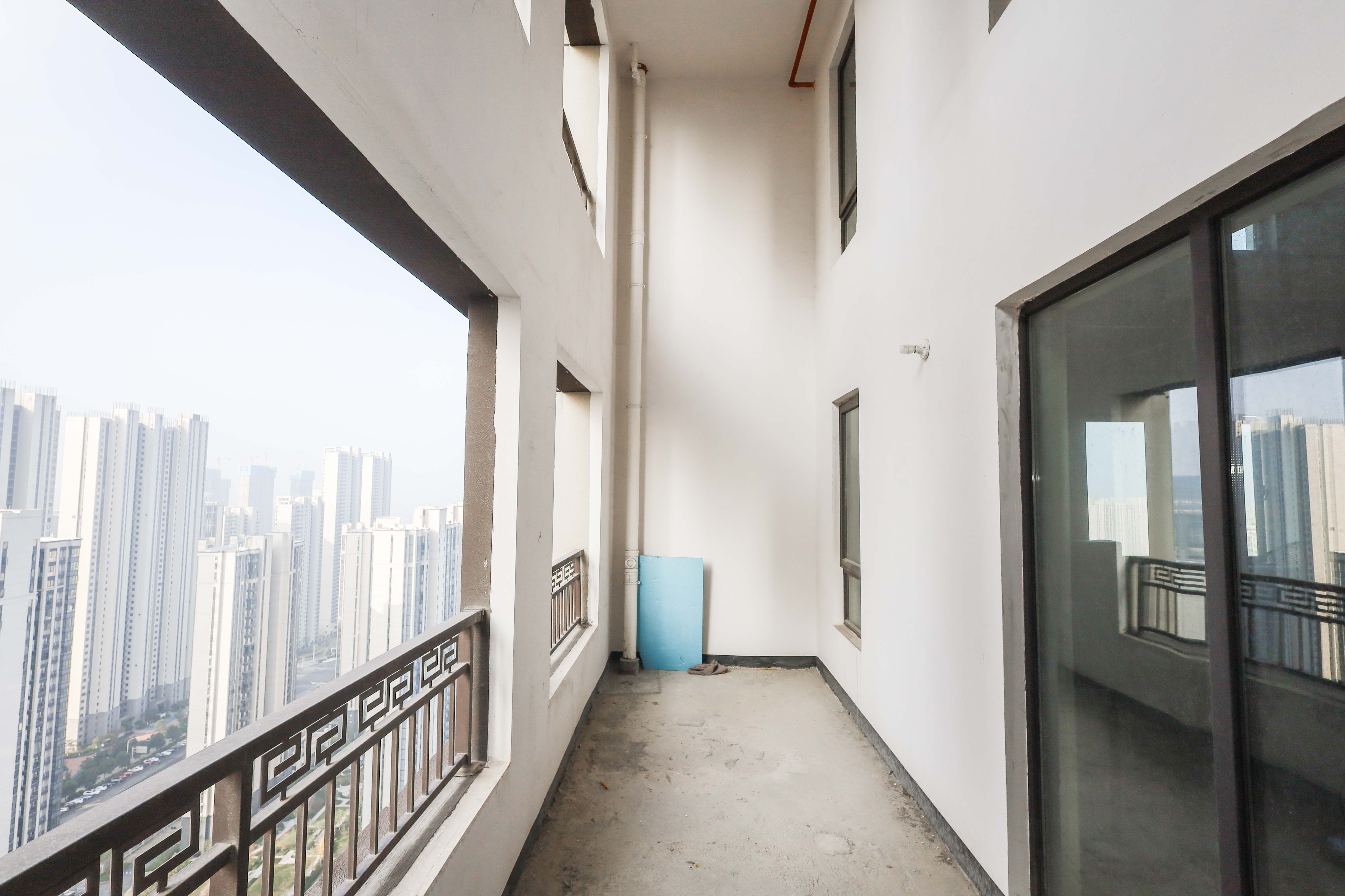 建发央著  4室2厅2卫   267.00万阳台