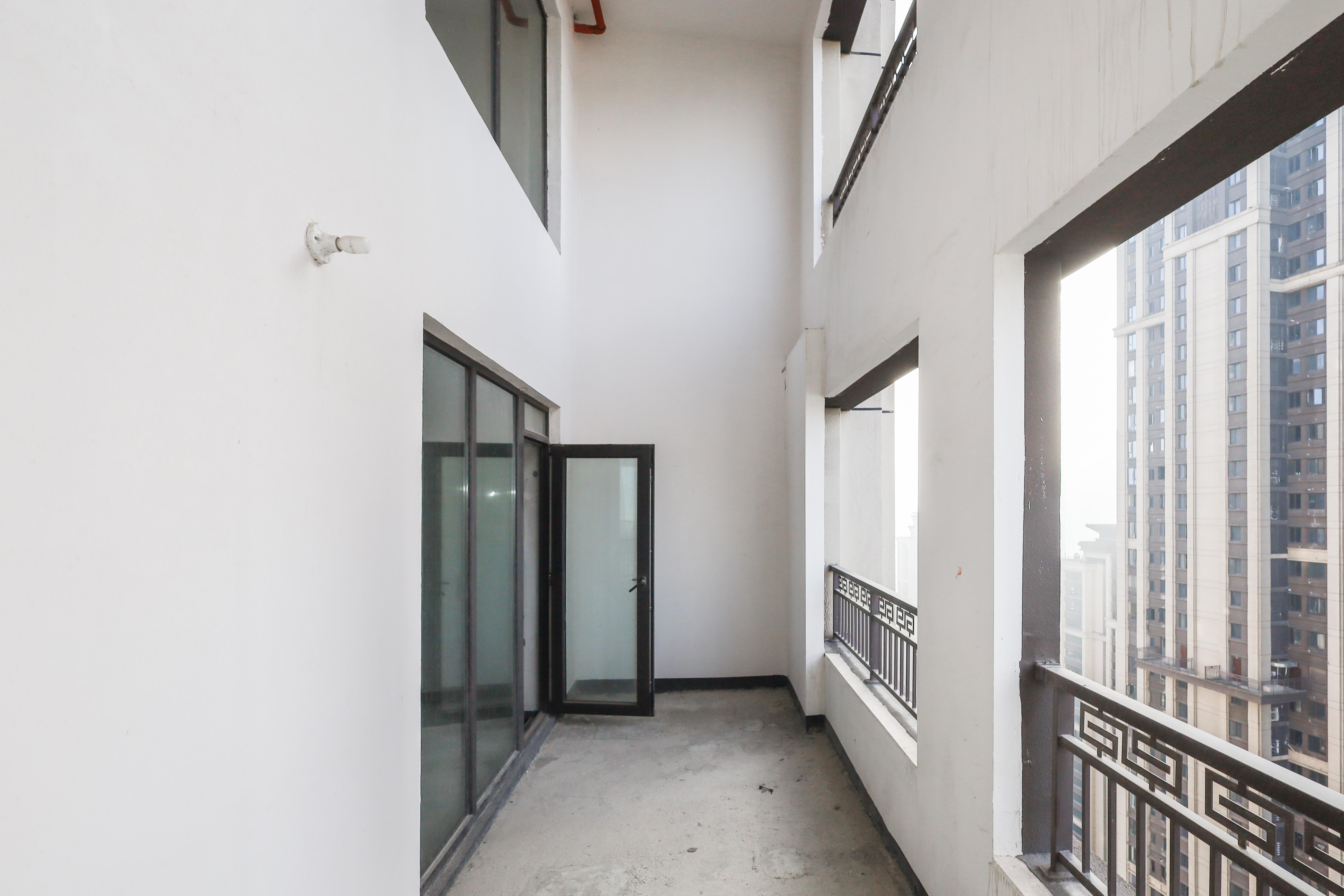 建发央著  4室2厅2卫   267.00万阳台