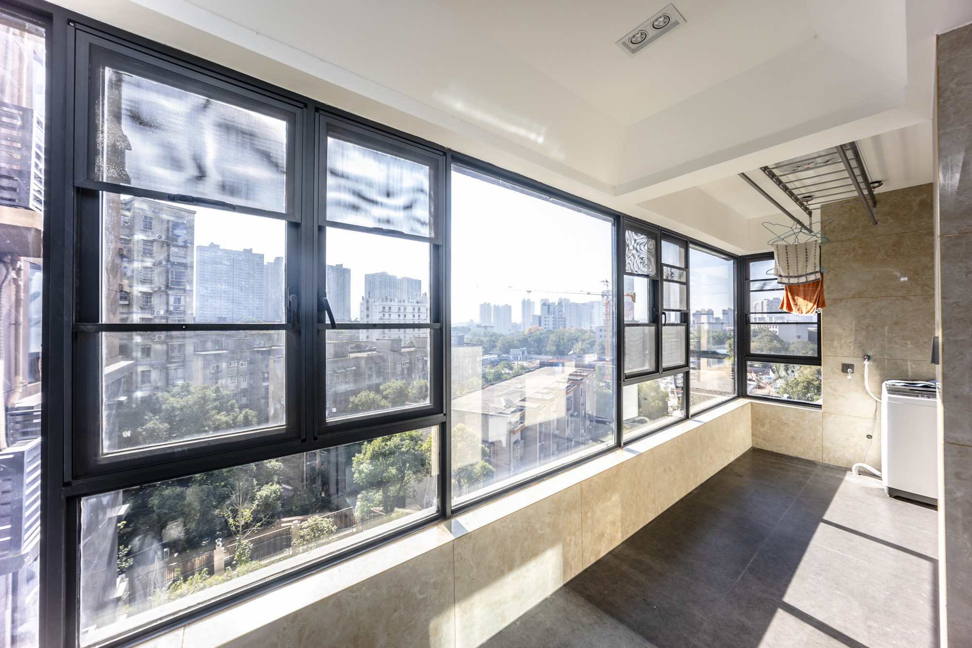 荣悦台  4室2厅2卫    270.0万客厅