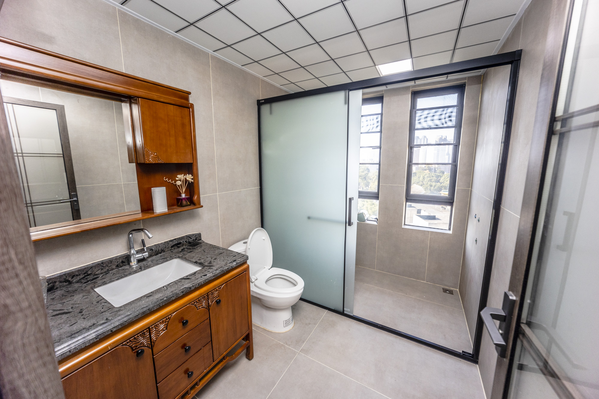 荣悦台  4室2厅2卫    270.0万卫生间