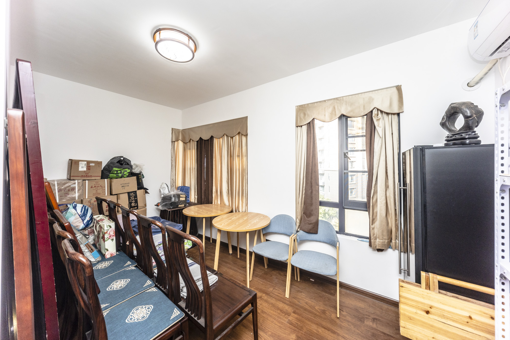 荣悦台  4室2厅2卫    270.0万卧室