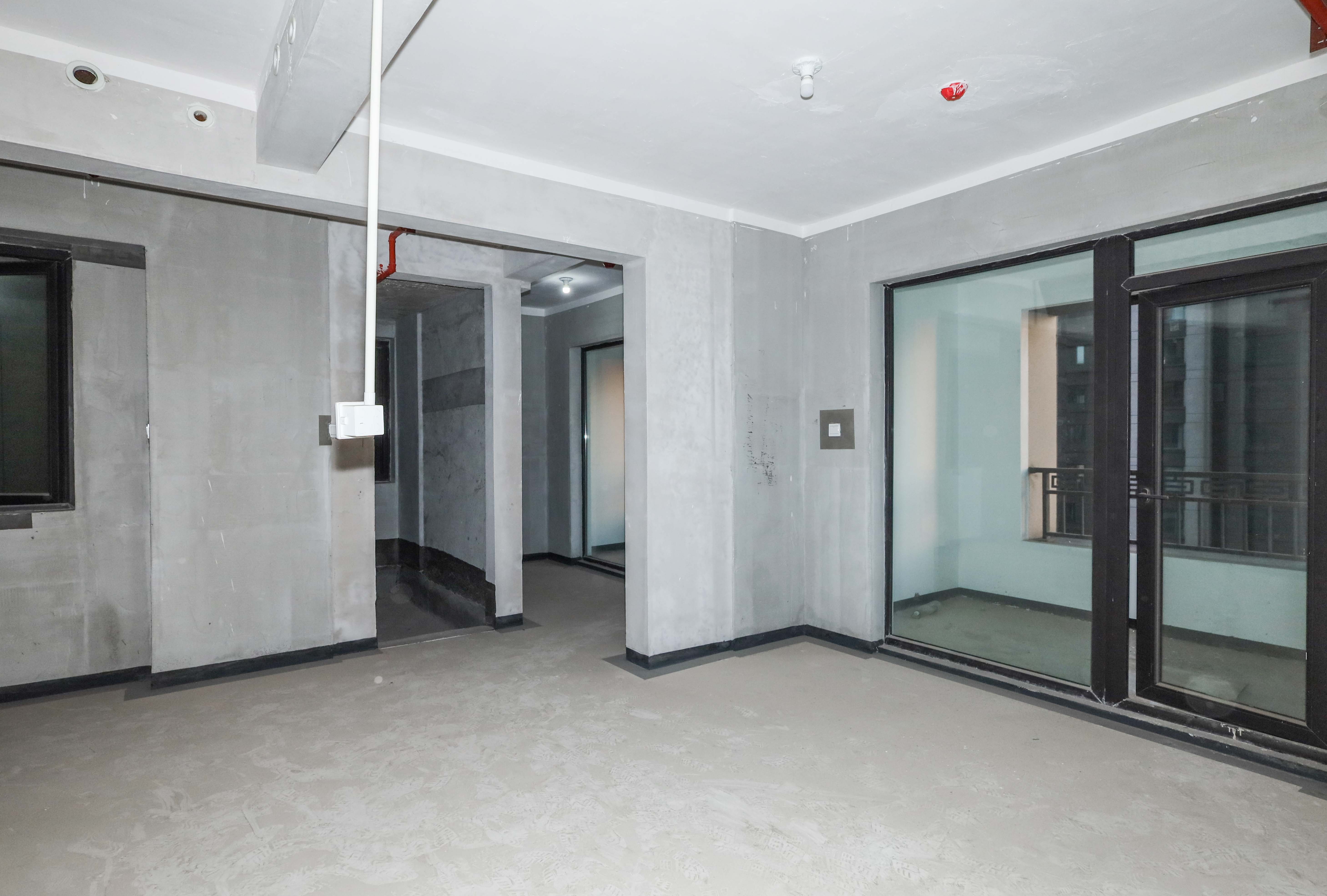 建发央著  4室2厅2卫   215.00万卧室