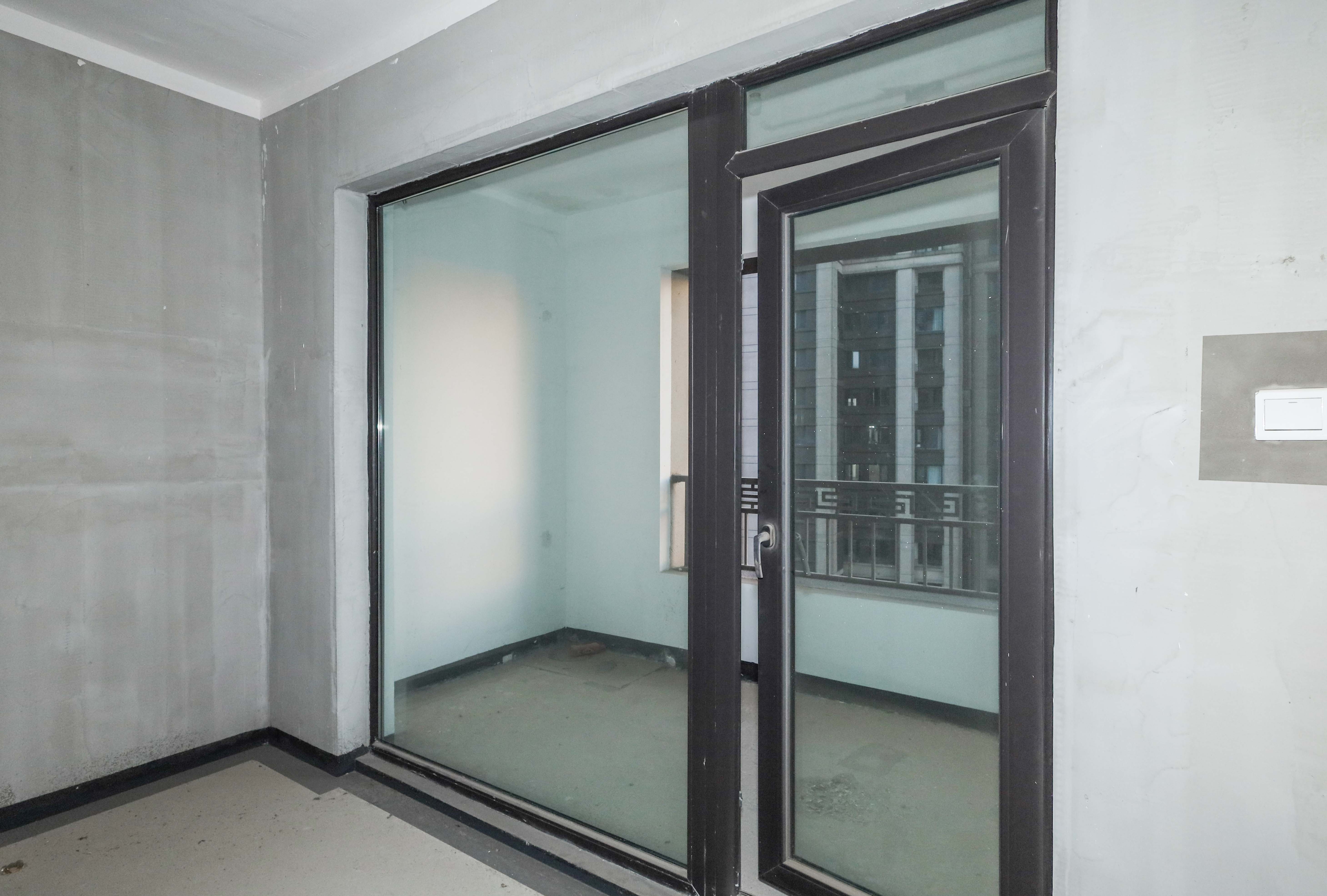 建发央著  4室2厅2卫   215.00万卧室