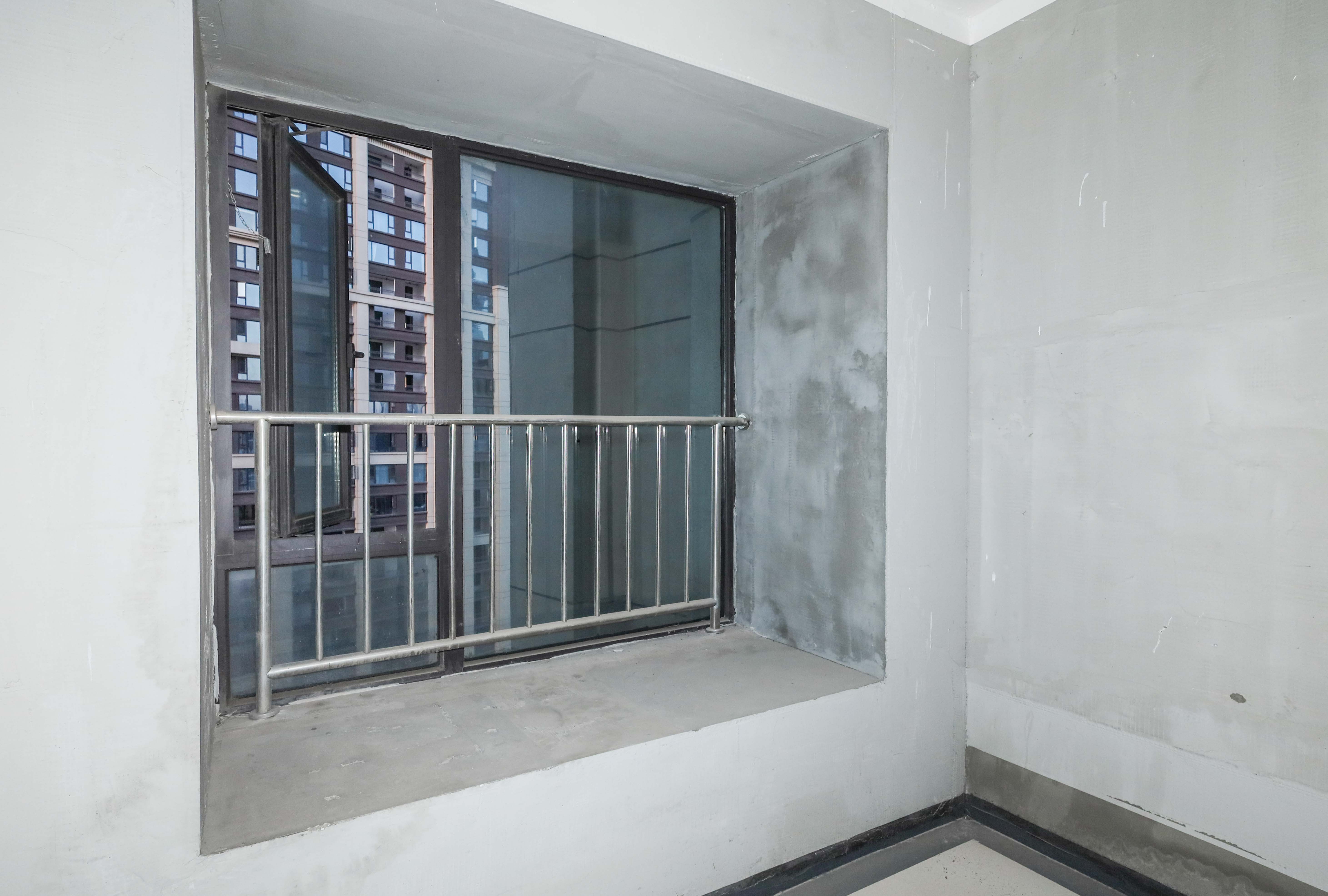 建发央著  4室2厅2卫   215.00万卧室