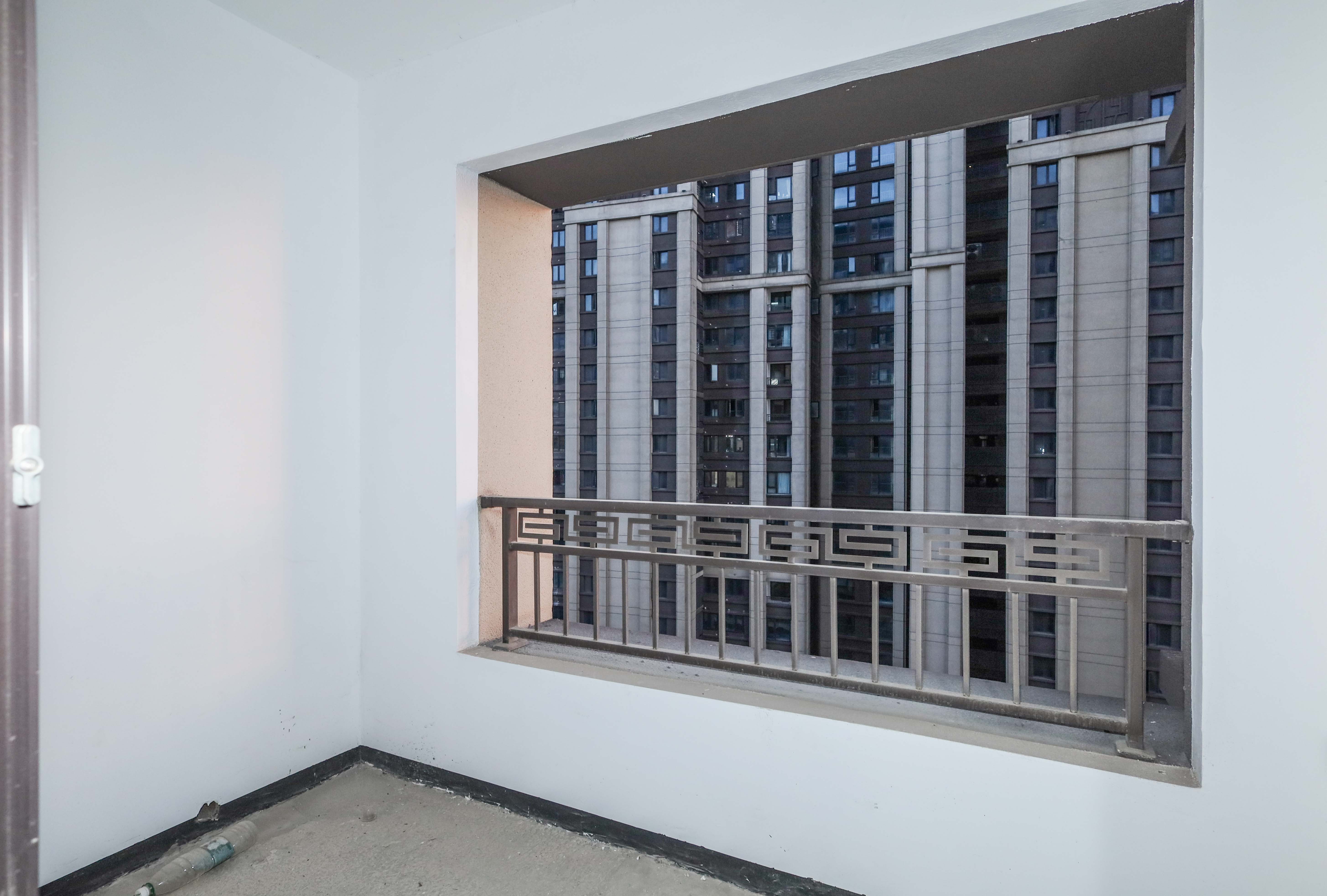 建发央著  4室2厅2卫   215.00万阳台
