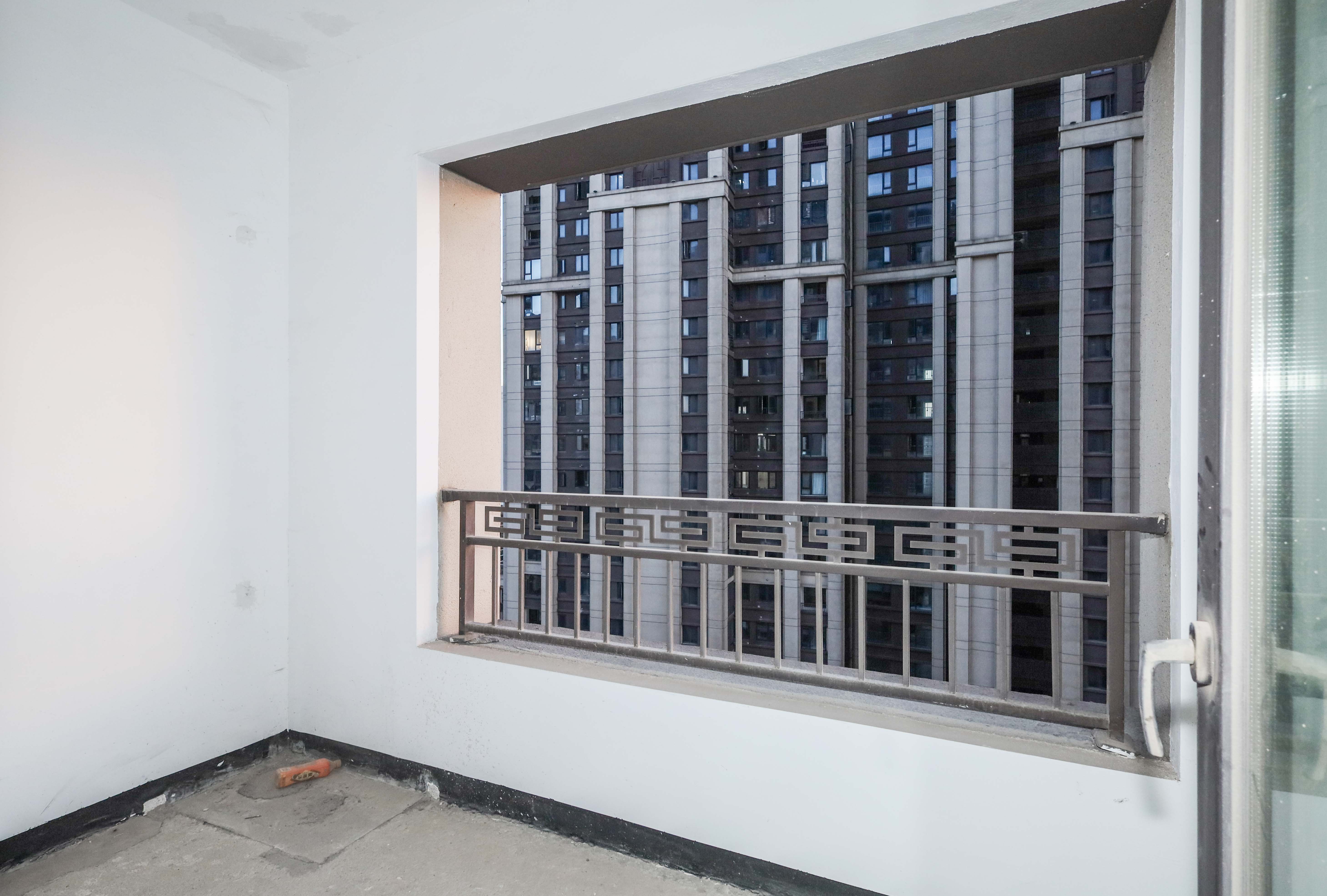 建发央著  4室2厅2卫   215.00万阳台