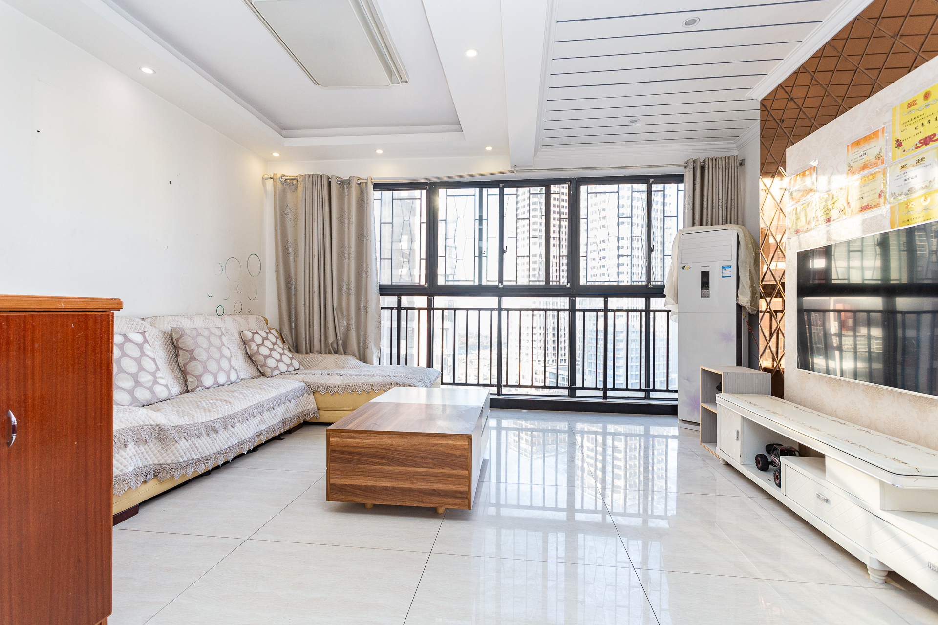 浩龙音乐界  3室2厅2卫    72.5万 浩龙音乐界  3室2厅2卫    72.5万客厅