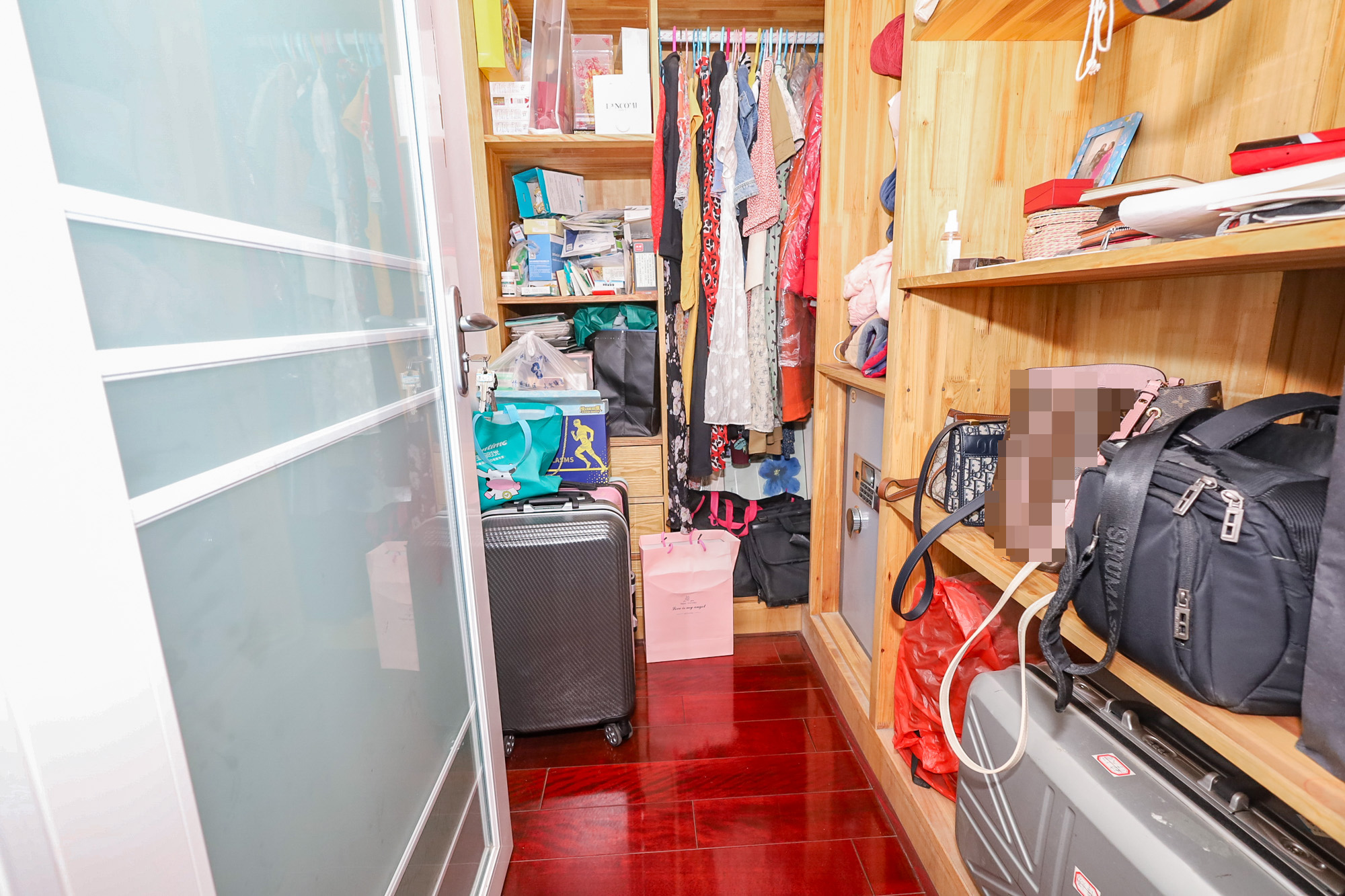 八方小区D区  4室2厅1卫   607.00万其他