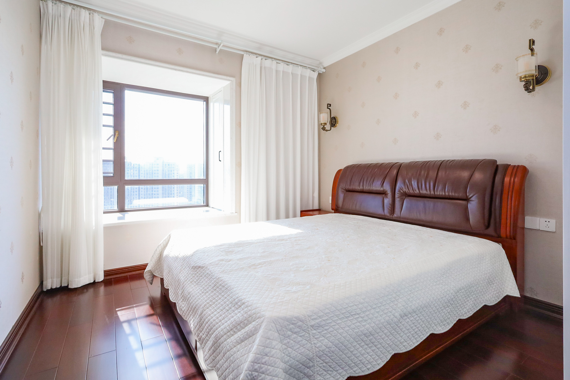 光明E城  4室2厅2卫    160.0万卧室