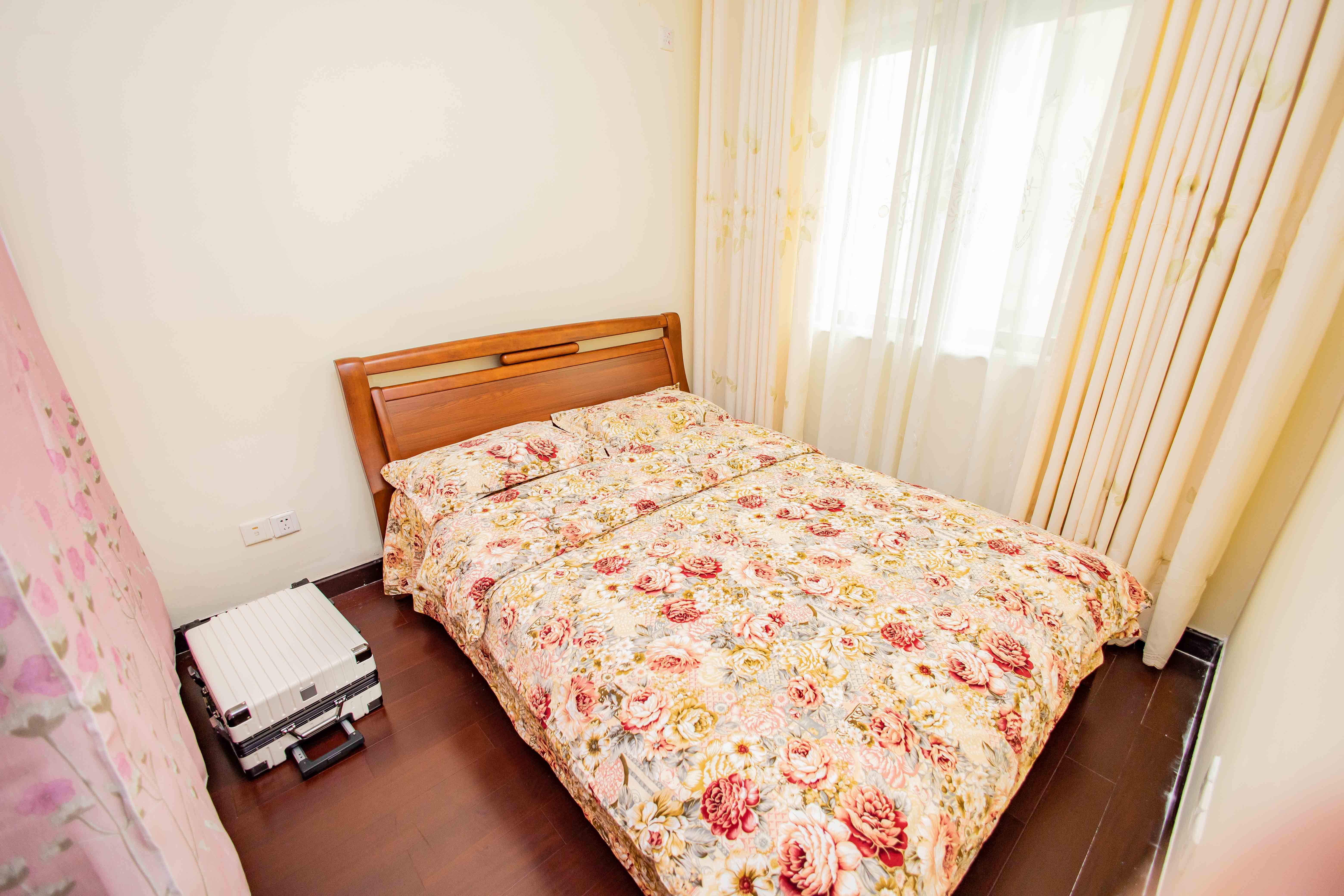 恒大华府  2室2厅1卫   128.00万卧室