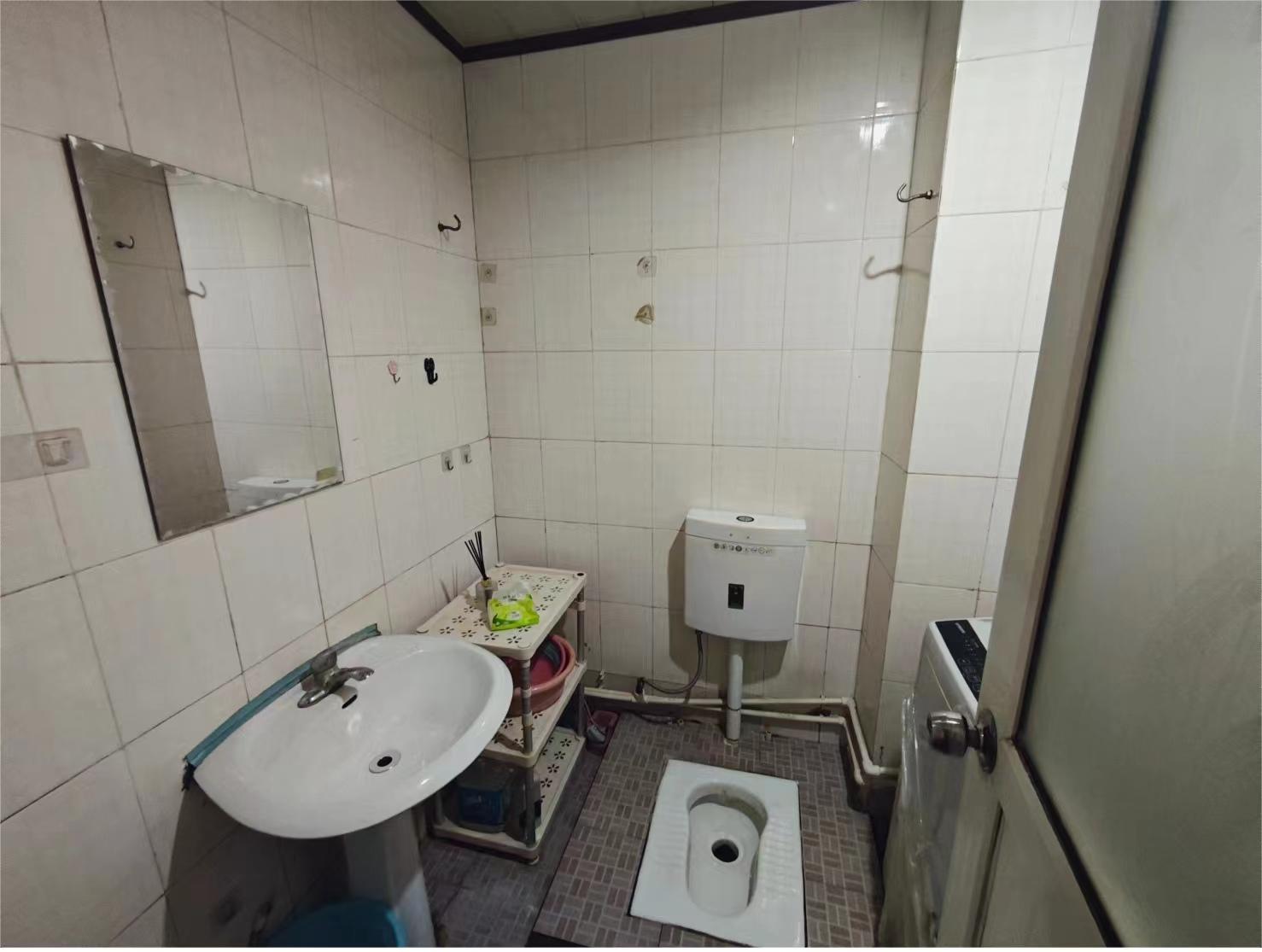 庐山春天大厦(和一宾馆)  1室1厅1卫    25.0万 庐山春天大厦(和一宾馆)  1室1厅1卫    25.0万室内图