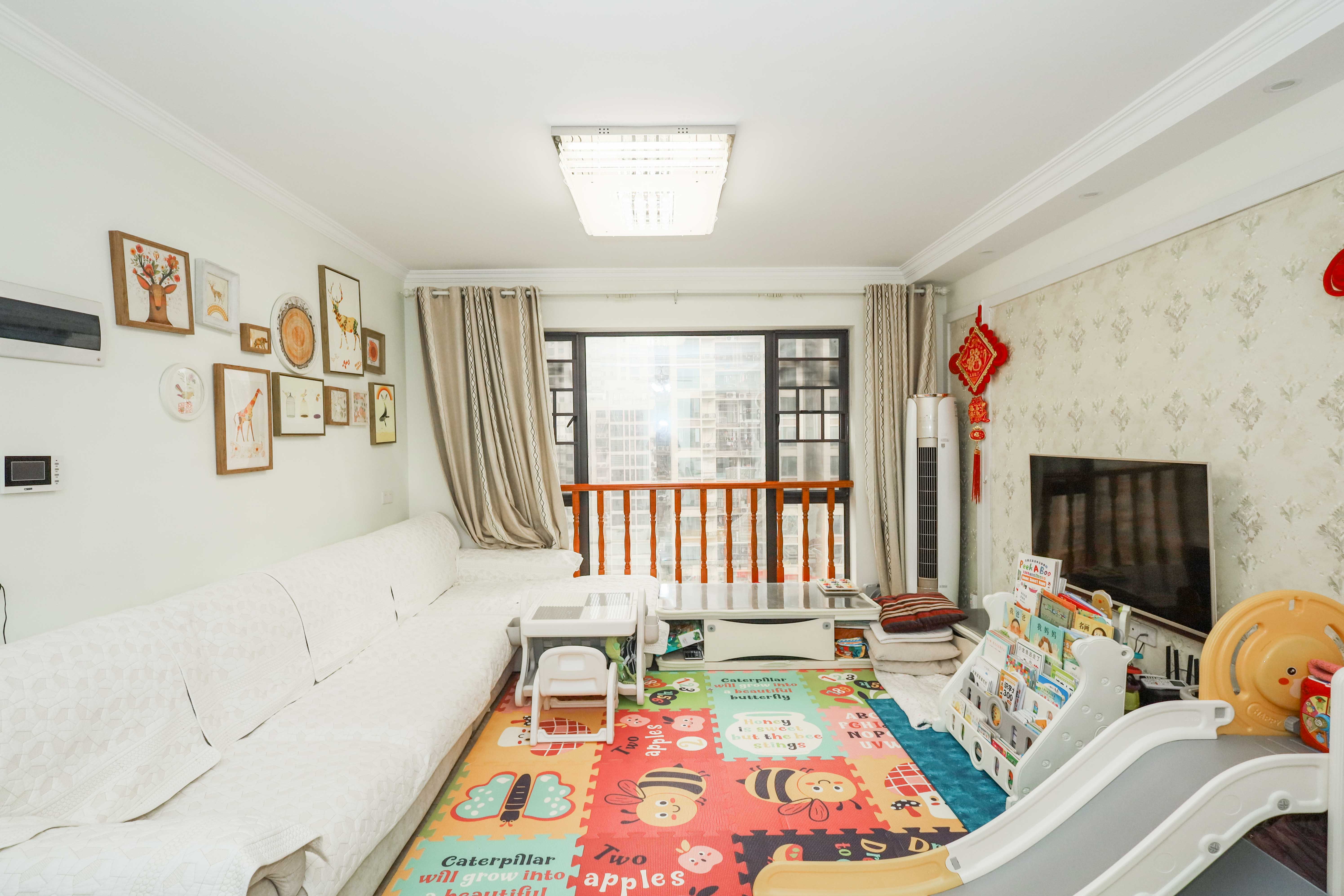 麓谷星辰  4室2厅2卫    152.0万客厅