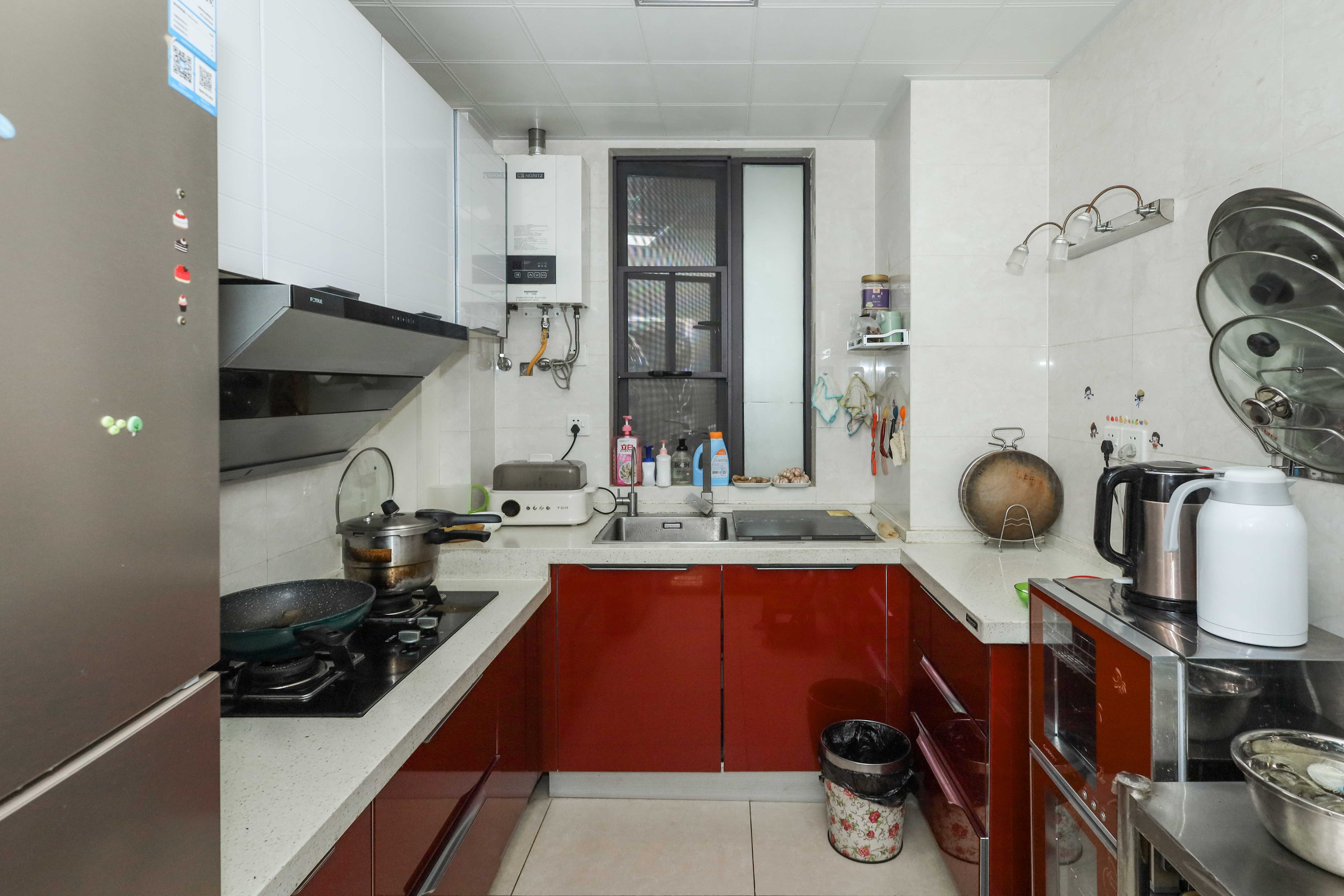 麓谷星辰  4室2厅2卫    152.0万厨房