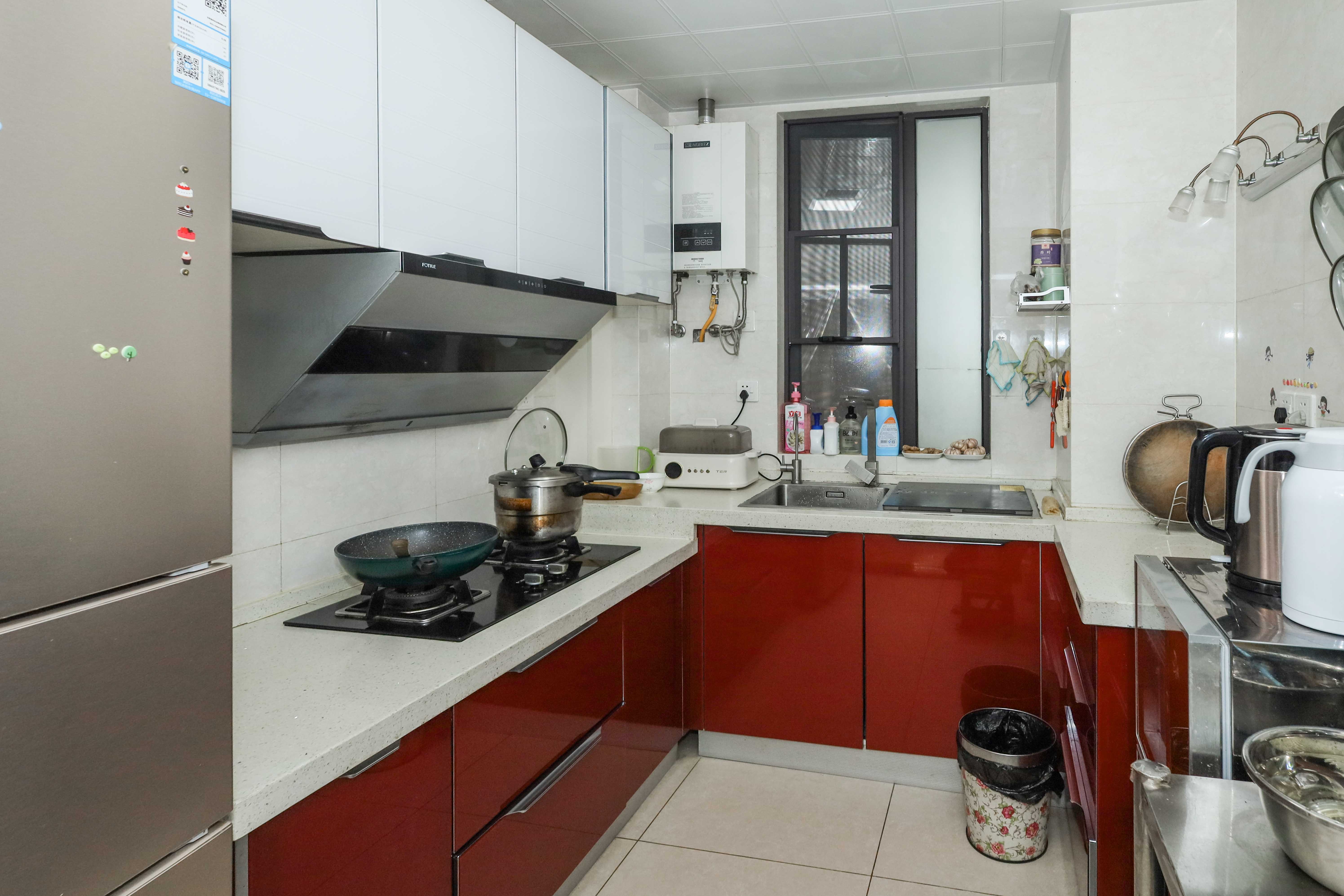 麓谷星辰  4室2厅2卫    152.0万厨房