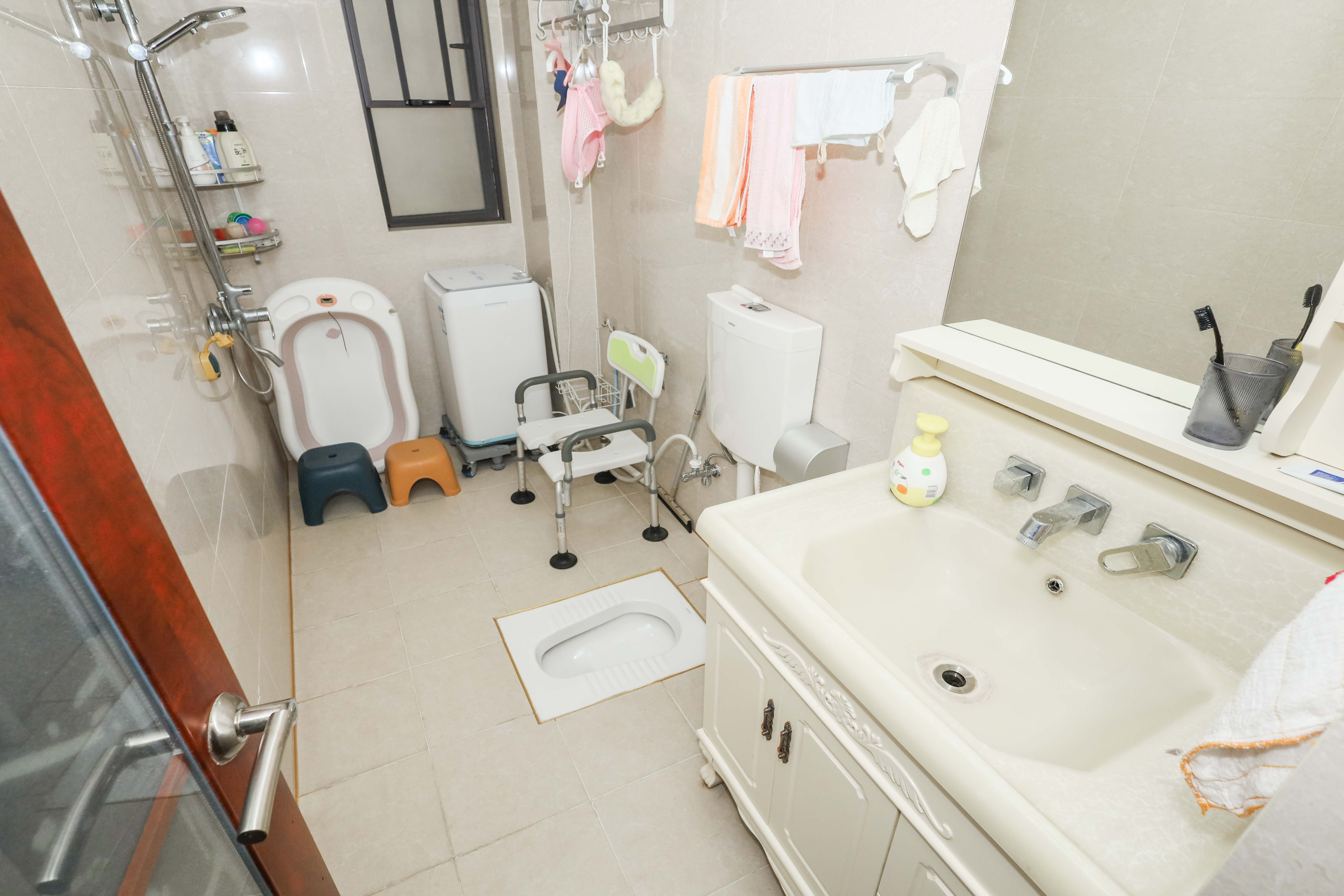 麓谷星辰  4室2厅2卫    152.0万卫生间