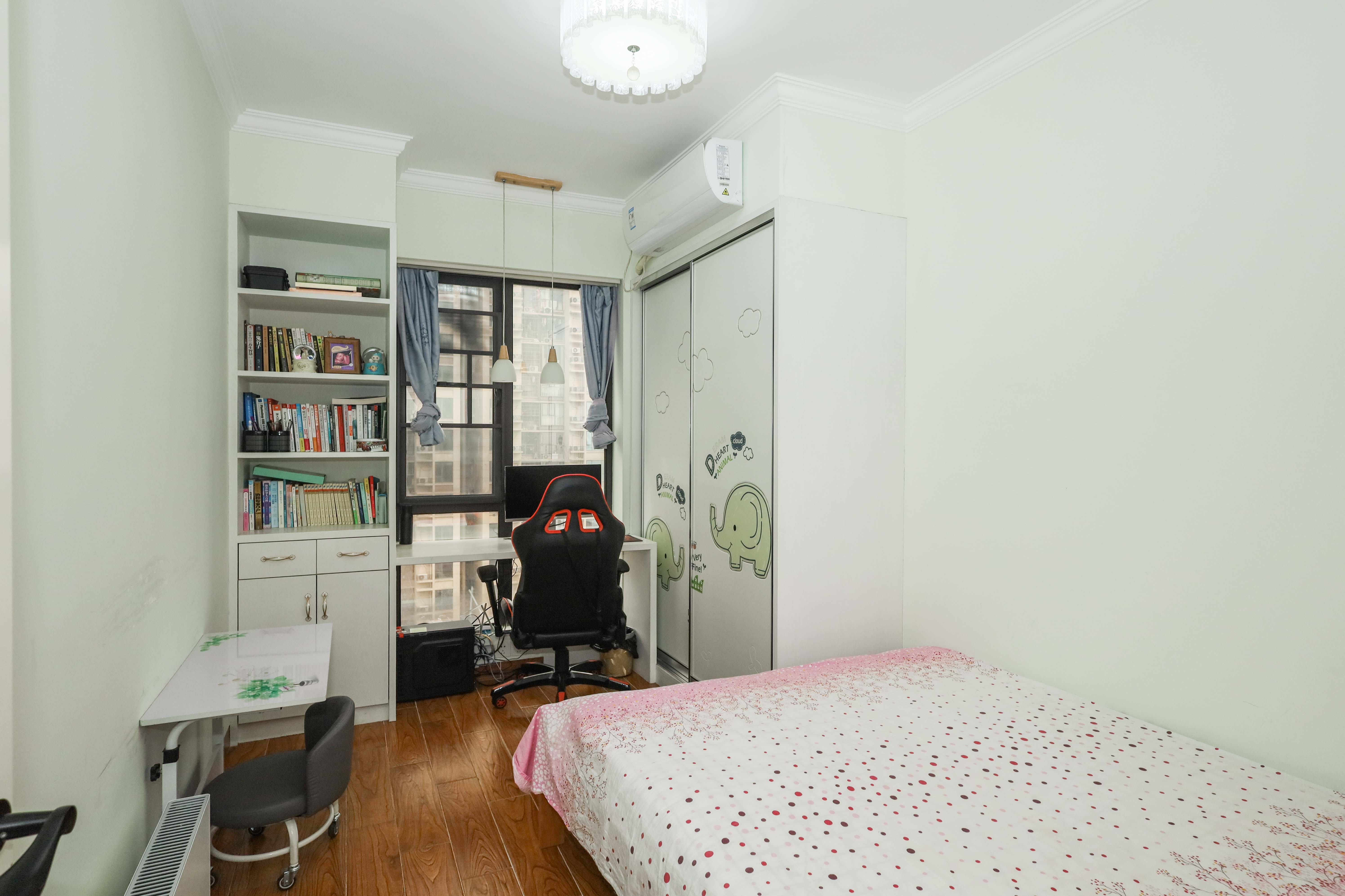 麓谷星辰  4室2厅2卫    152.0万卧室