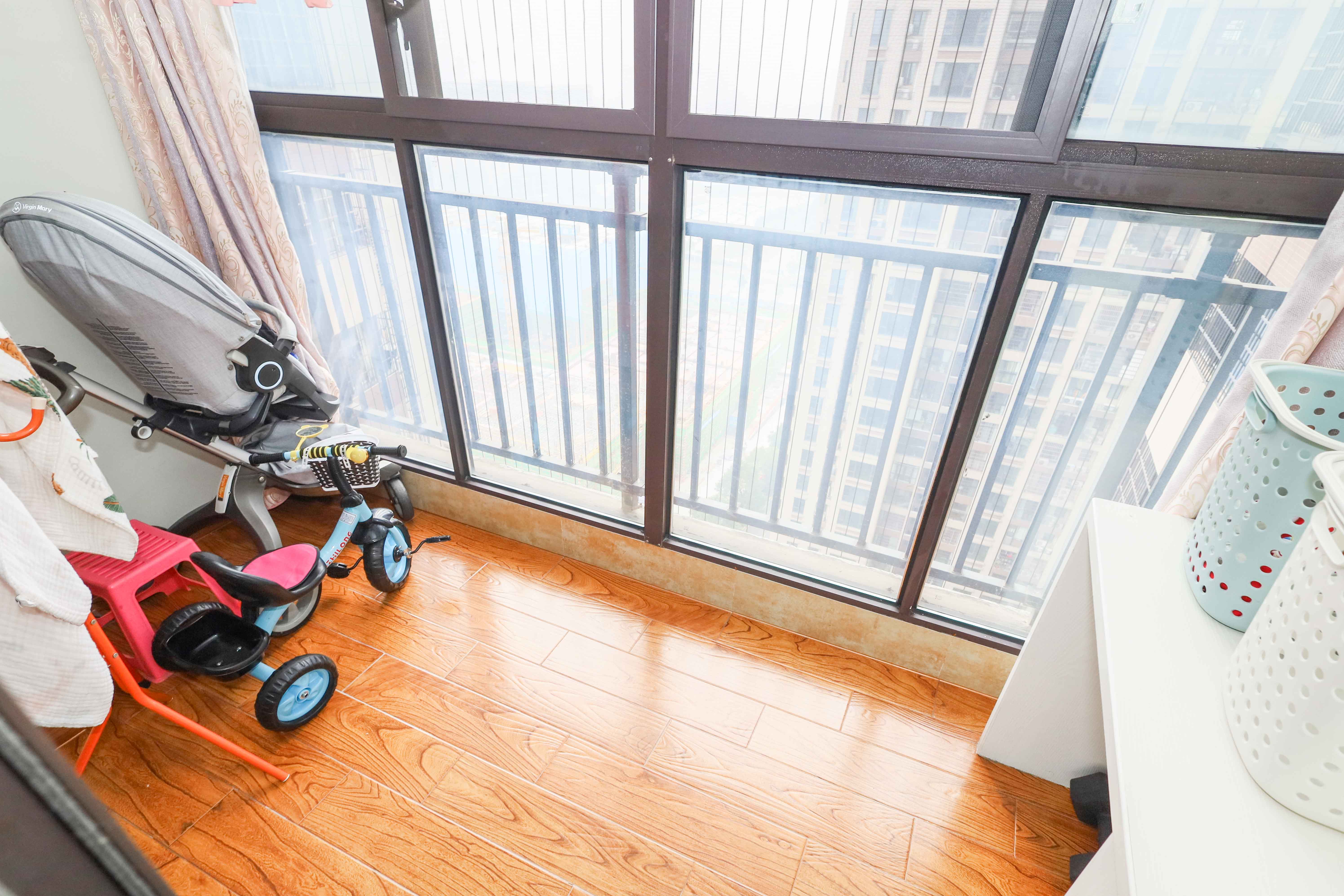 麓谷星辰  4室2厅2卫    152.0万阳台