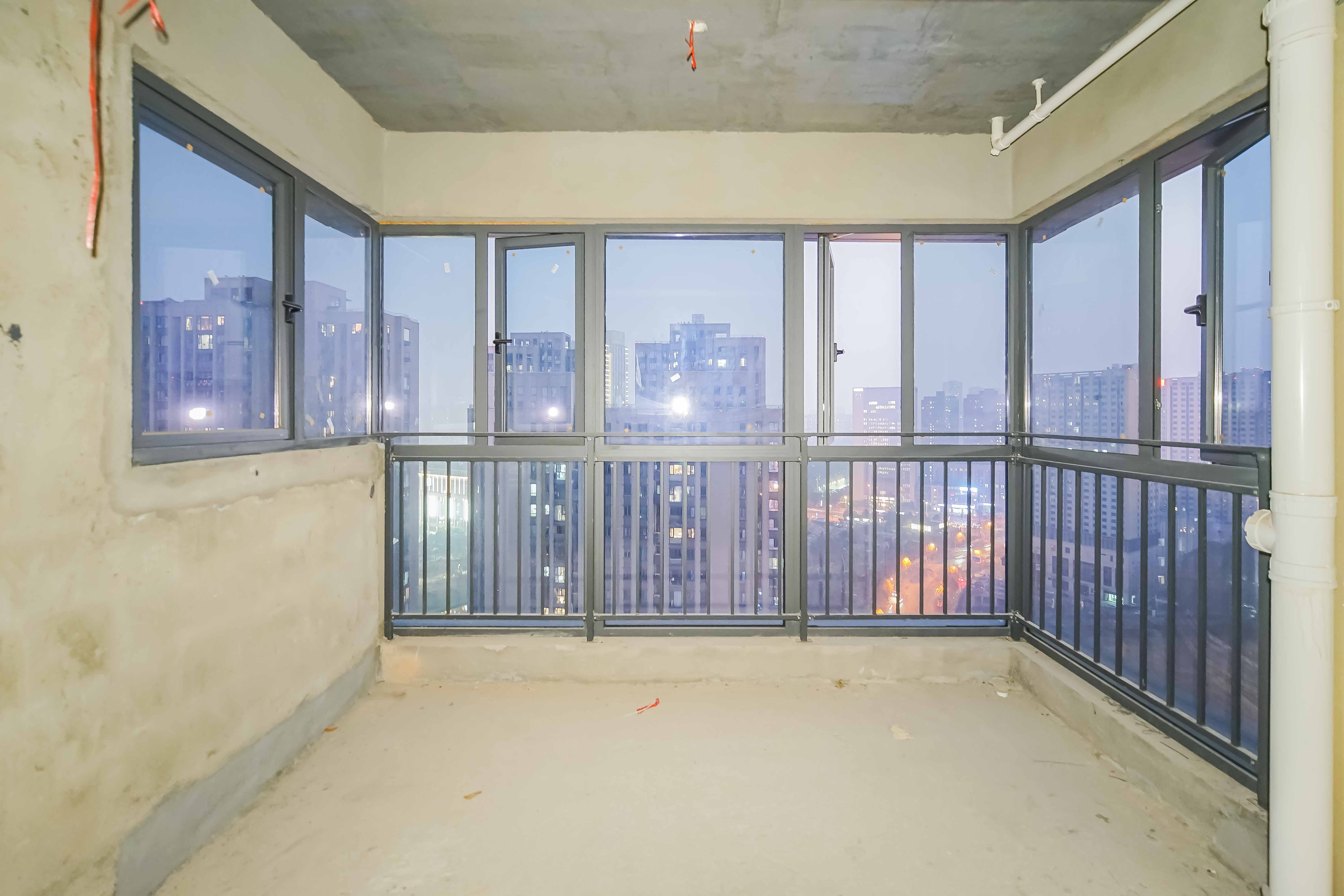 高峰璟麟府(高峰御园) 5室2厅2卫 165.0万 高峰璟麟府(高峰御园) 5室2厅2卫 165.0万阳台