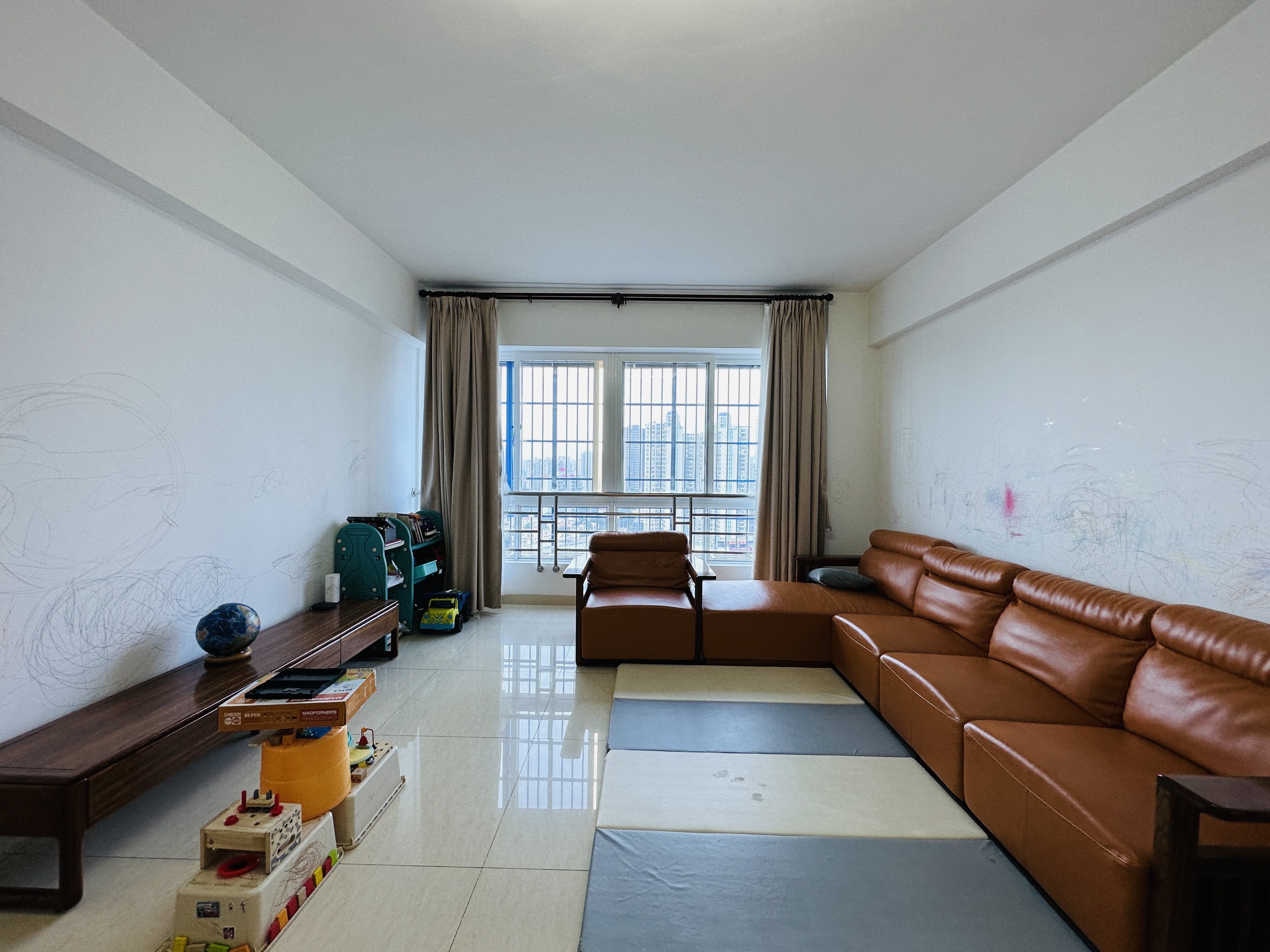 美银大厦  3室2厅2卫    175.0万客厅