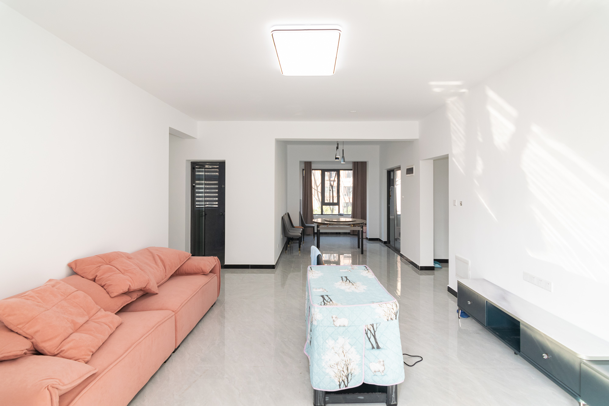 大汉汉园  5室2厅2卫    132.0万客厅