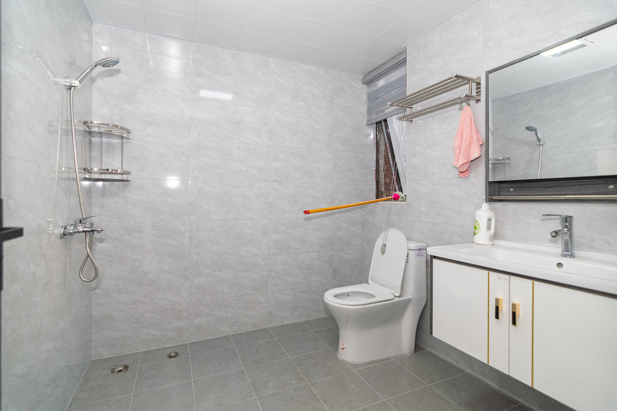 大汉汉园  5室2厅2卫    132.0万卫生间