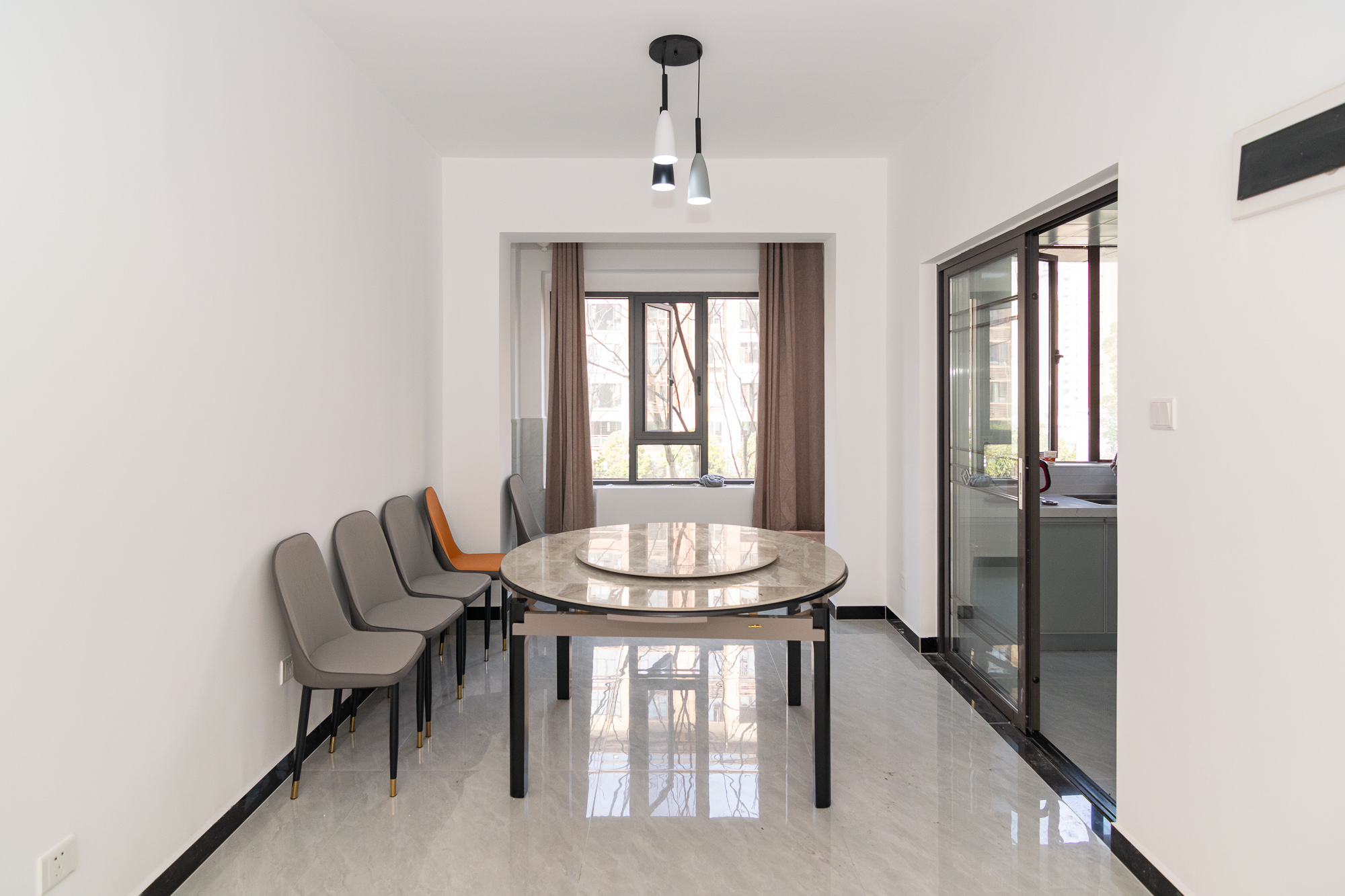 大汉汉园  5室2厅2卫    132.0万卫生间