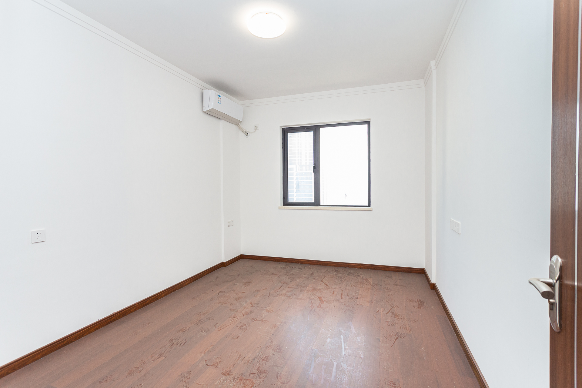 万润滨江天著  5室2厅2卫    168.0万 万润滨江天著  5室2厅2卫    168.0万卧室