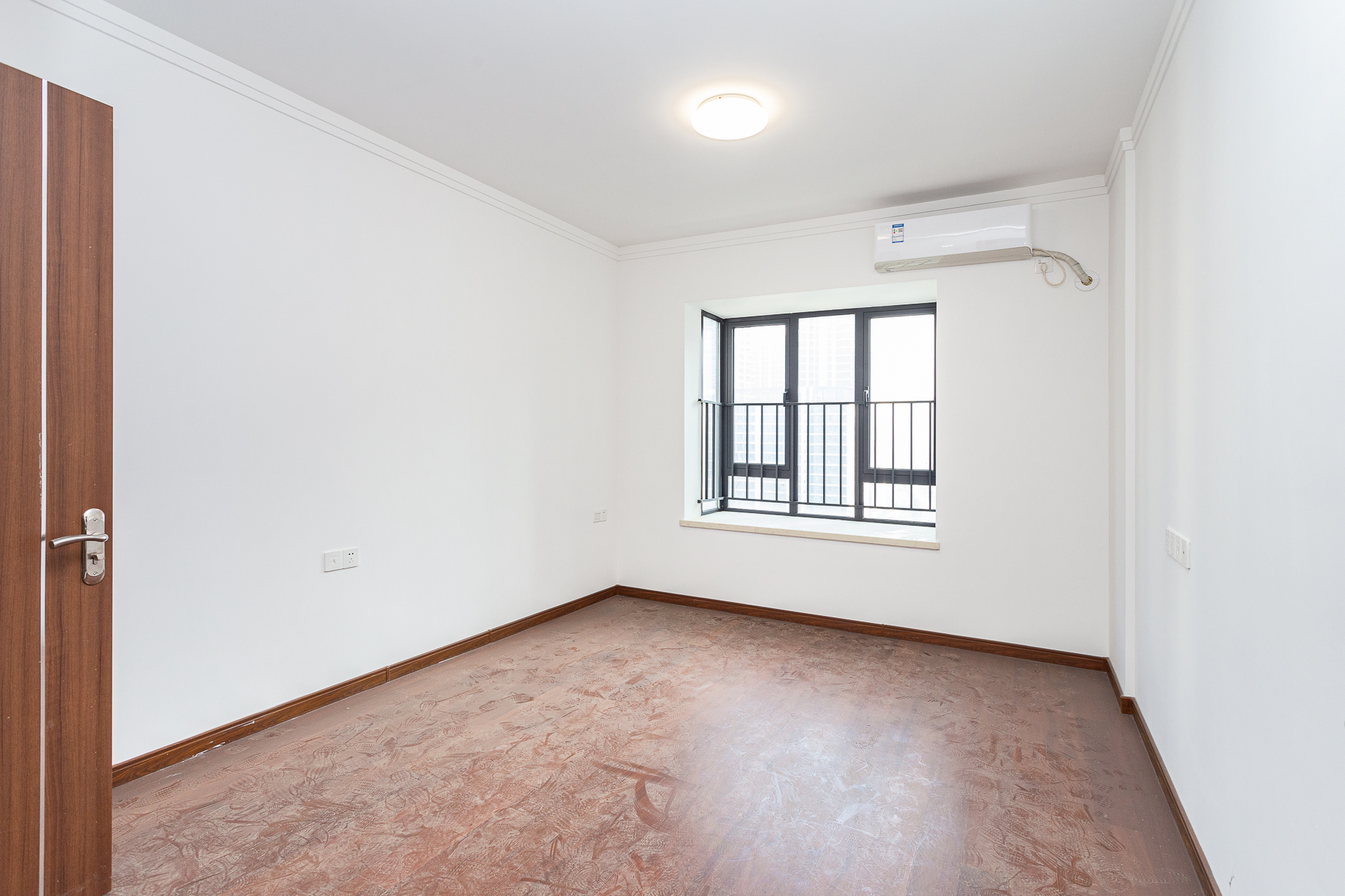 万润滨江天著  5室2厅2卫    168.0万 万润滨江天著  5室2厅2卫    168.0万卧室