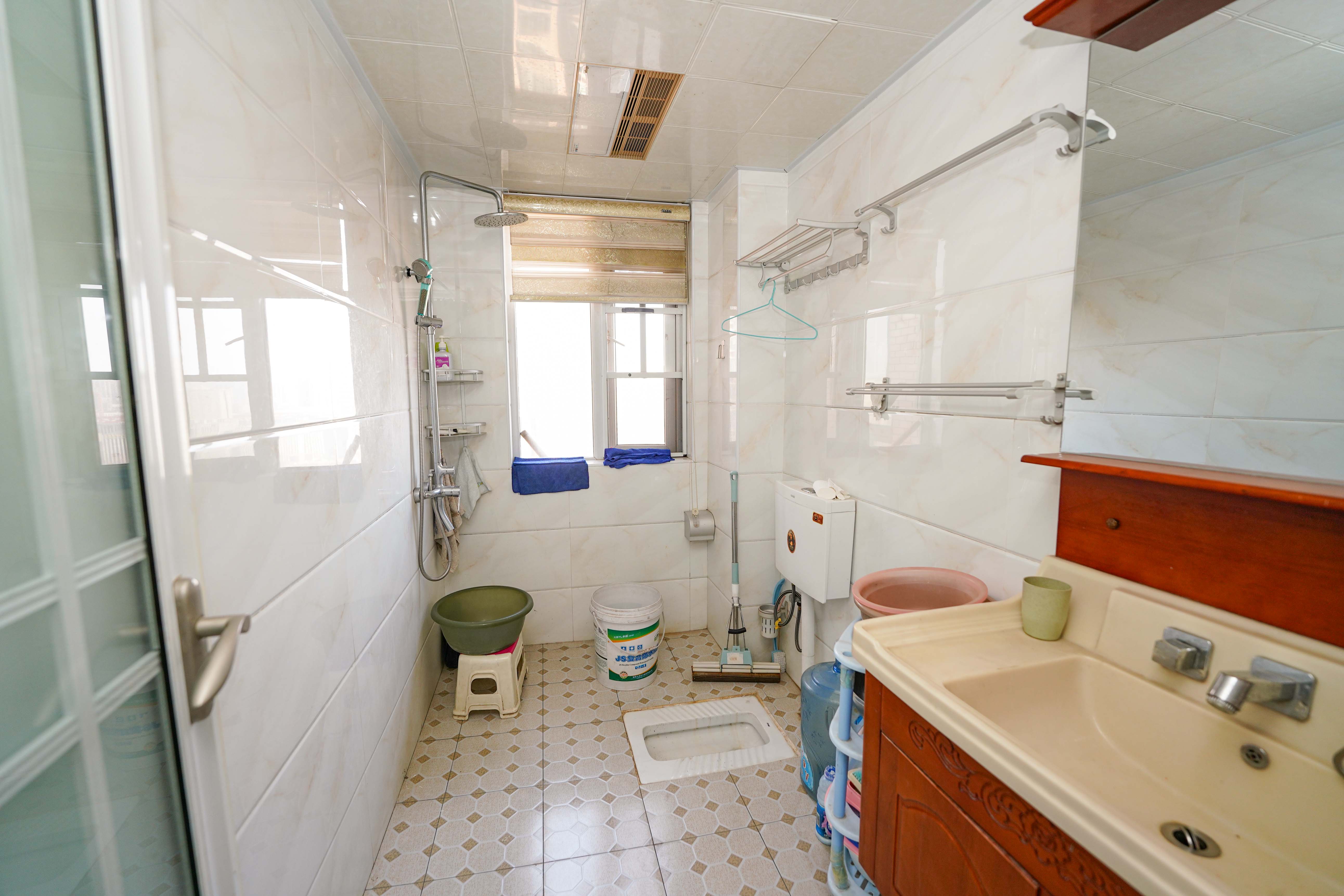 丽发新城  3室2厅2卫    105.0万卫生间