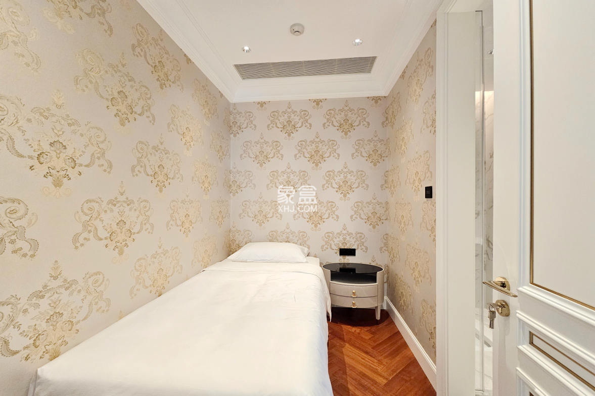 运达中央广场一、二期  6室2厅4卫    1580.0万 运达中央广场一、二期  6室2厅4卫    1580.0万卧室