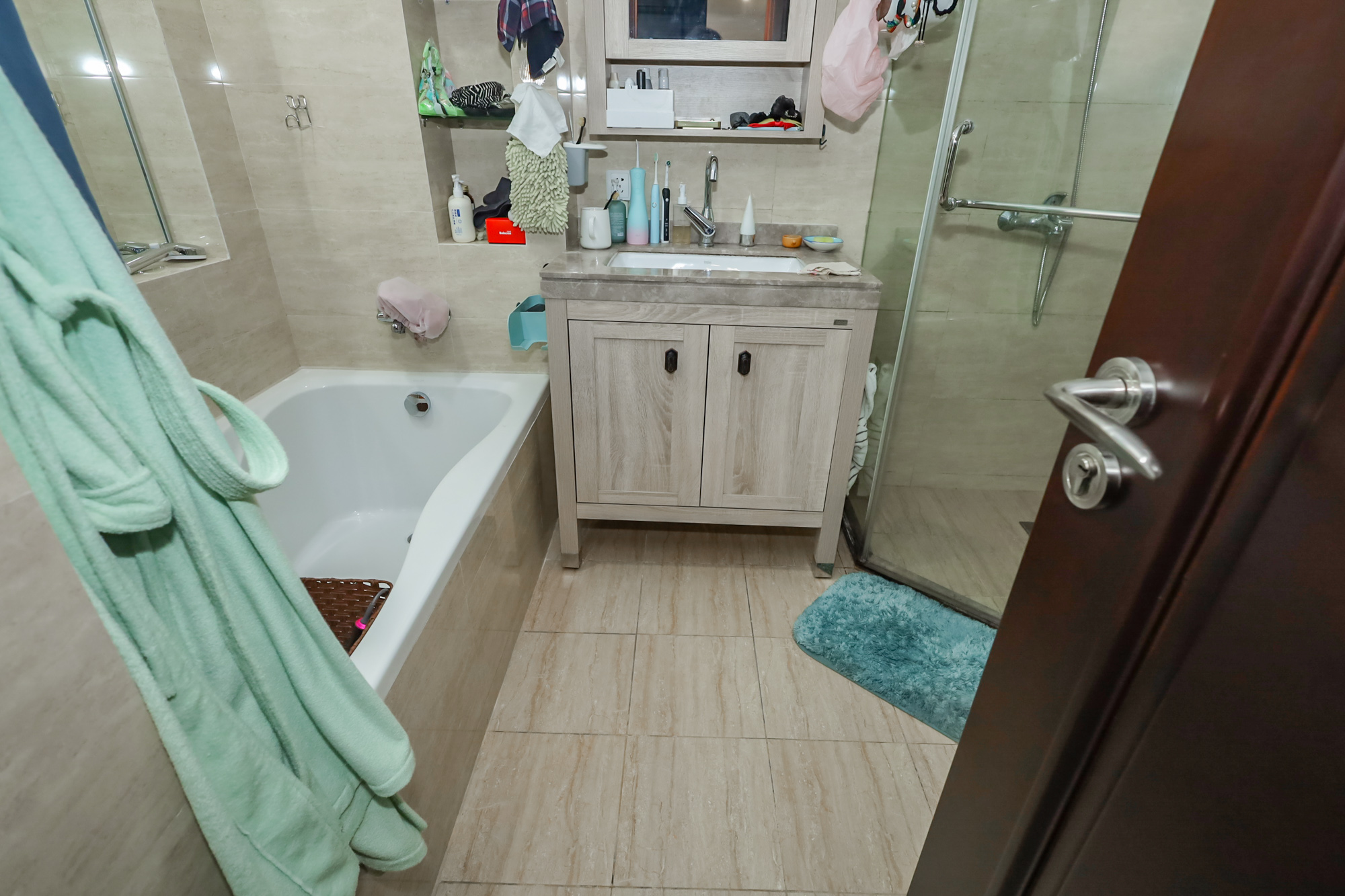 绿地中央广场 4室2厅2卫 238.8万 绿地中央广场 4室2厅2卫 238.8万卫生间