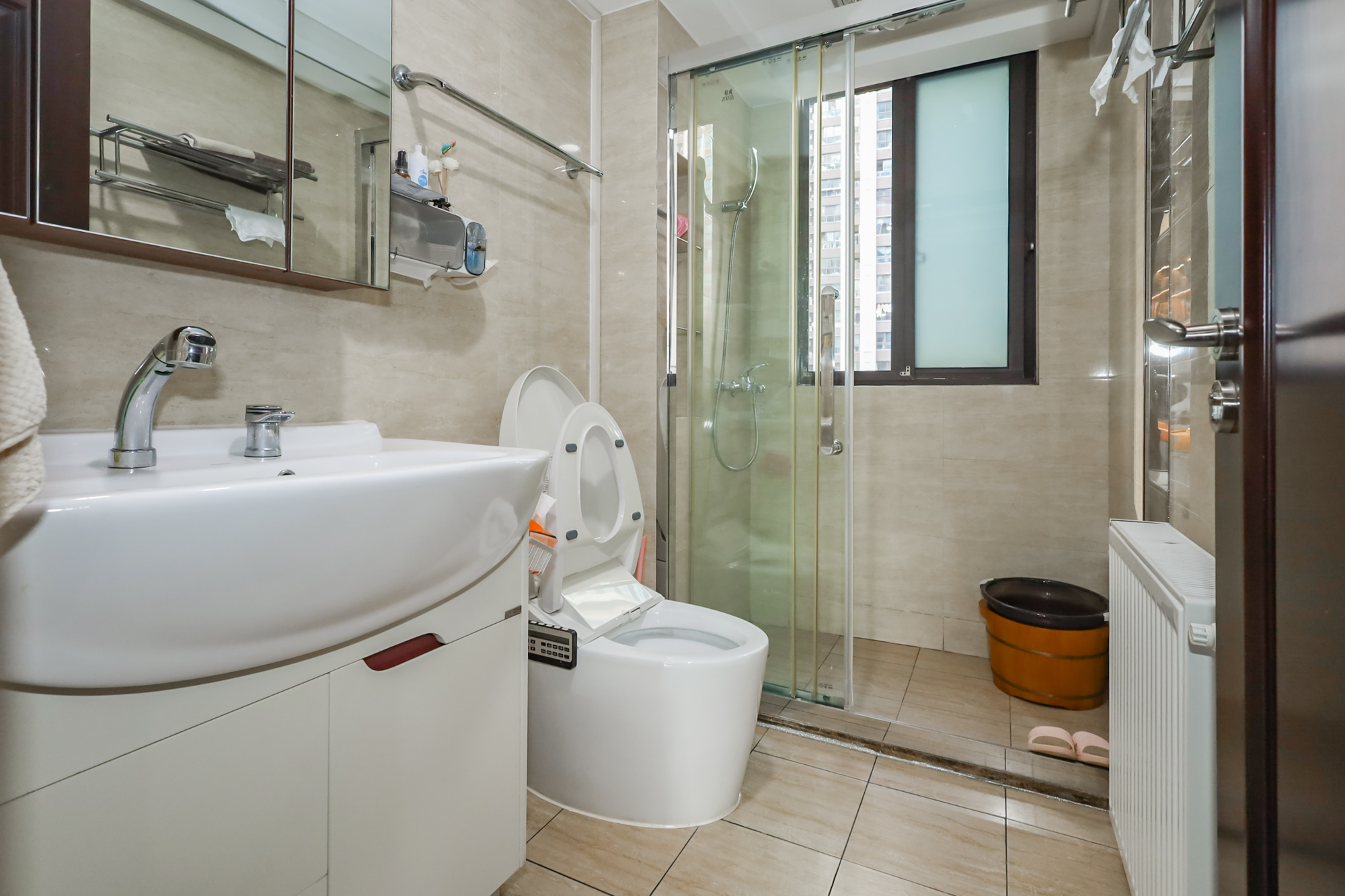 绿地中央广场 4室2厅2卫 238.8万 绿地中央广场 4室2厅2卫 238.8万卫生间