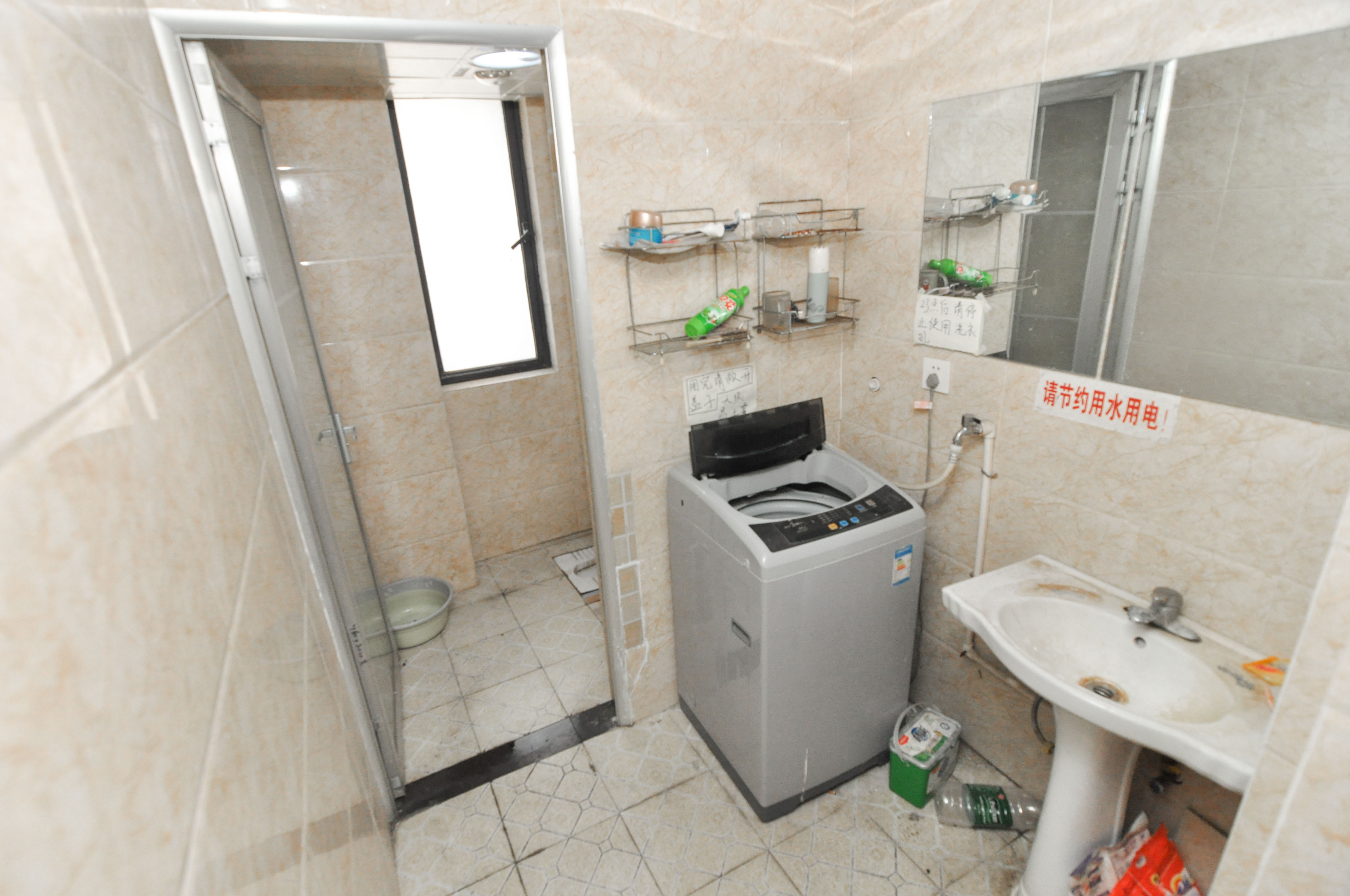 达美D6区  4室2厅1卫   156.00万卫生间