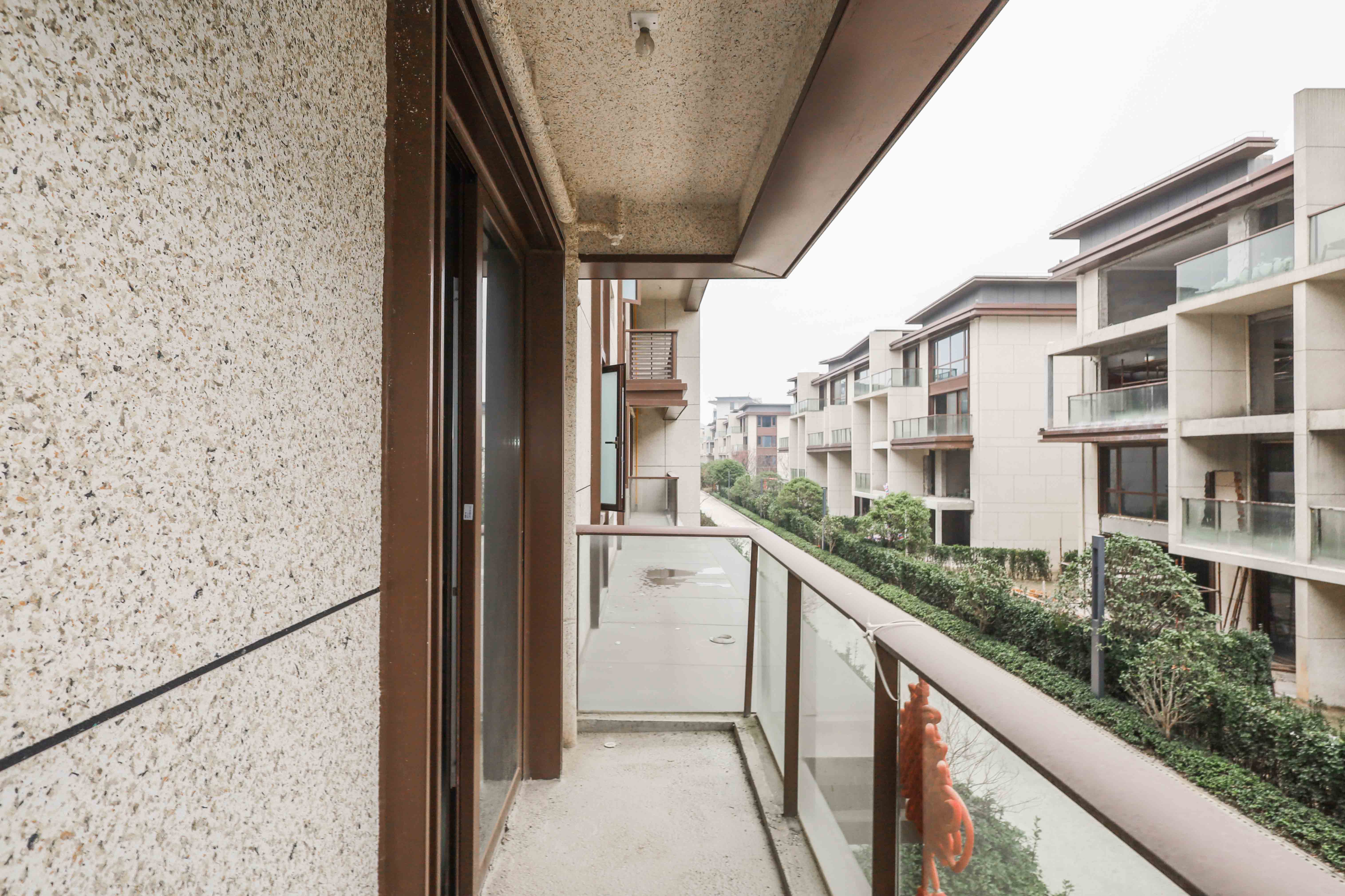 绿地麓湖郡  4室2厅3卫   418.00万阳台