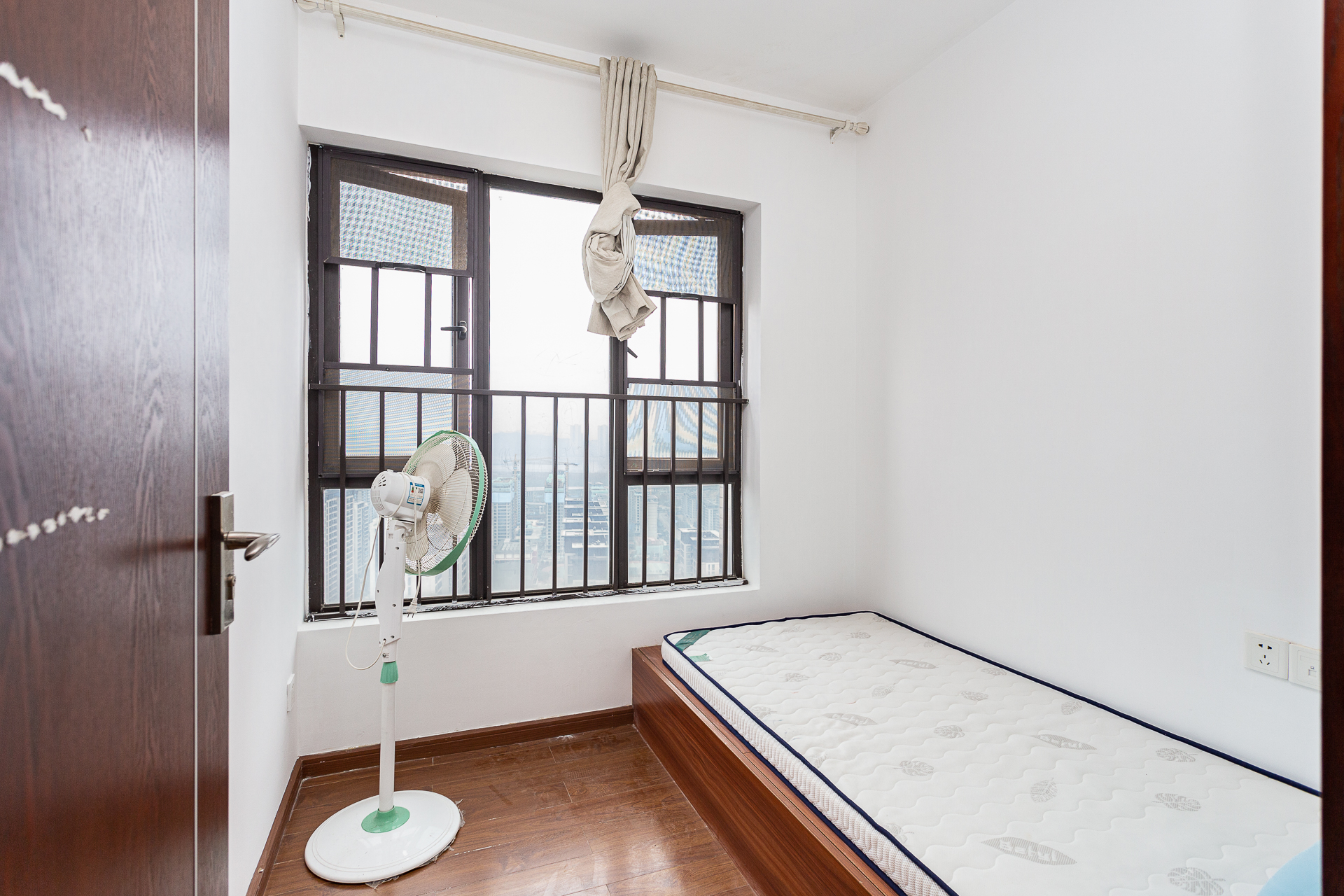 时代倾城二期  4室2厅2卫    109.98万 时代倾城二期  4室2厅2卫    109.98万卧室