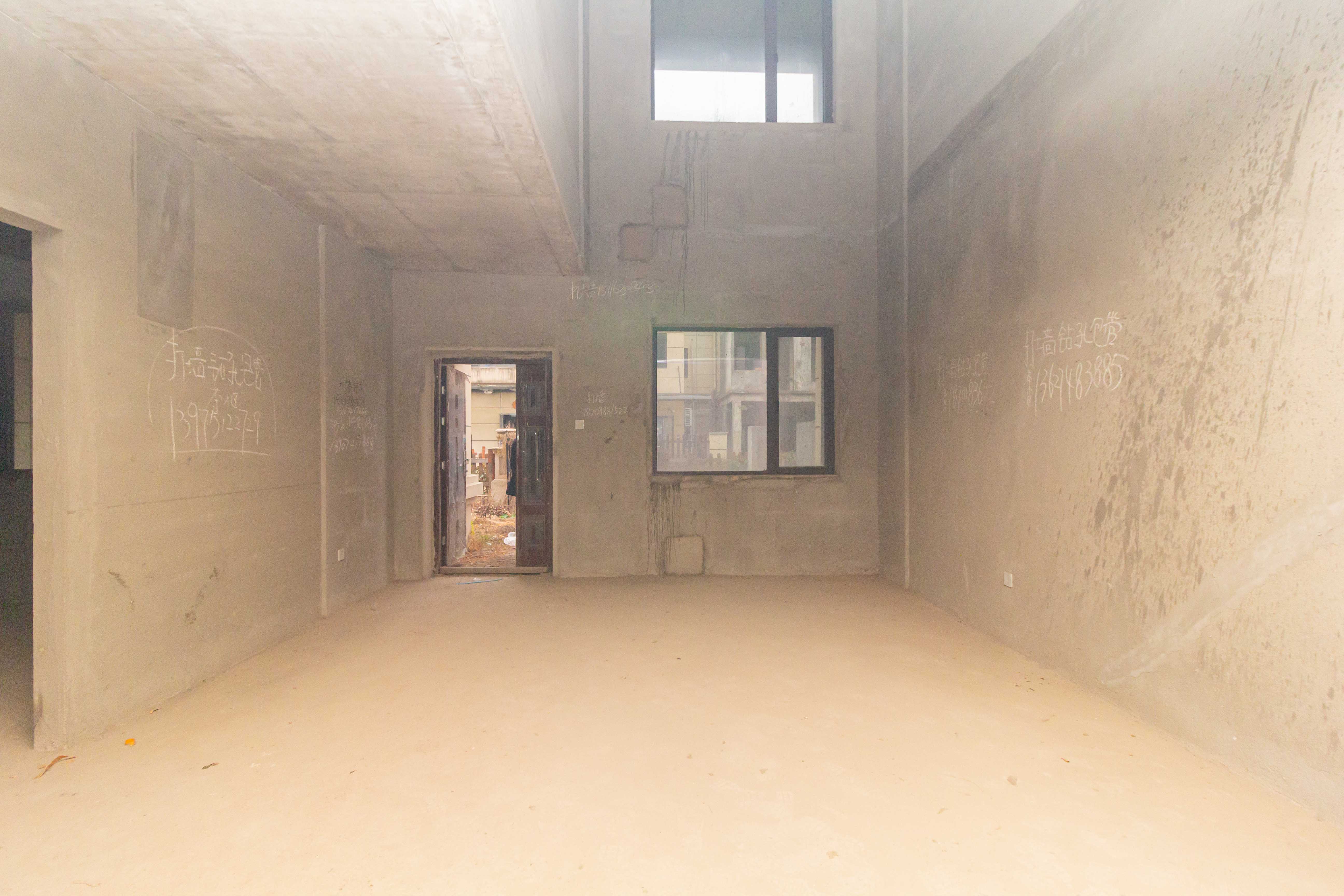 广悦星苑润园 5室2厅2卫 190.0万 广悦星苑润园 5室2厅2卫 190.0万客厅