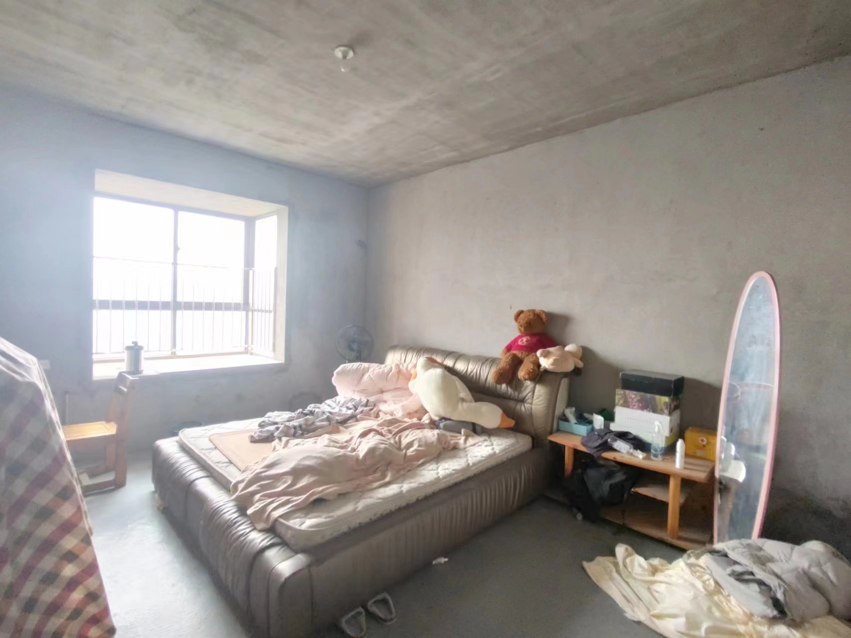 天心金桂园住宅小区  4室2厅2卫   220.00万卧室